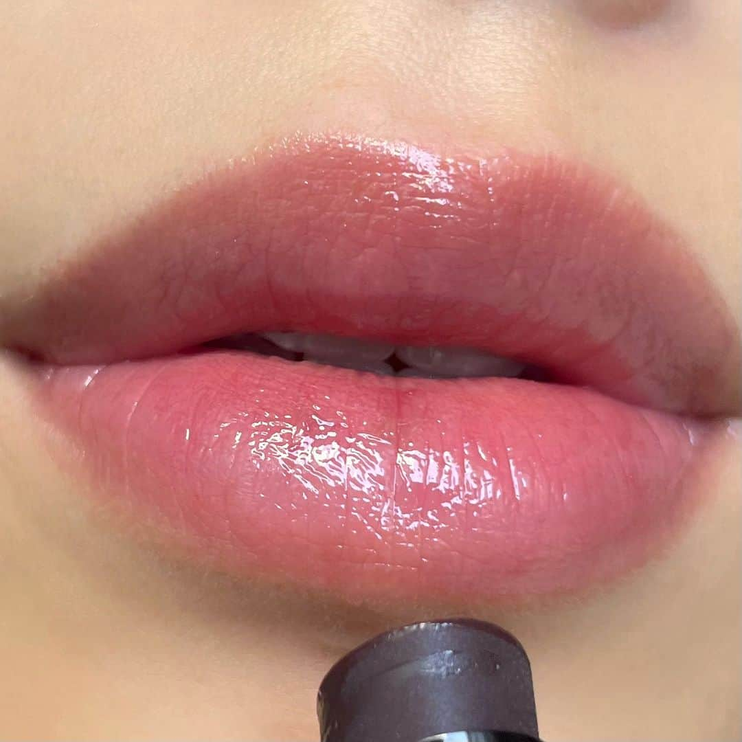 ボビイ・ブラウンさんのインスタグラム写真 - (ボビイ・ブラウンInstagram)「[EXTRA LIP TINT]ペプチドコンプレックスがさらに唇をケア。かさつきや縦ジワをふせぎ、なめらかでぷるんと弾むような仕上がりが24時間*持続。  *化粧持ちデータ取得済み (当社調べ。効果には個人差があります)  ▼モデル使用色 #ベアオニキス  Photo by @bb_jp_nakamu  《 #エクストラリップティント 全10色 》 #ベアピンク #ベアメロン #ベアパンチ #ベアヌード #ベアラズベリー #ベアブラックベリー #ベアクラレット #ベアブルーム #ベアチェリー #ベアオニキス  #BobbiBrown #ボビイブラウン #ExtraLipTint #リップ #リップティント #ティント #リップクリーム #リップバーム #血色美リップ #韓国トレンド #バズりコスメ #保湿リップ #新製品」6月7日 18時00分 - bobbibrownjapan