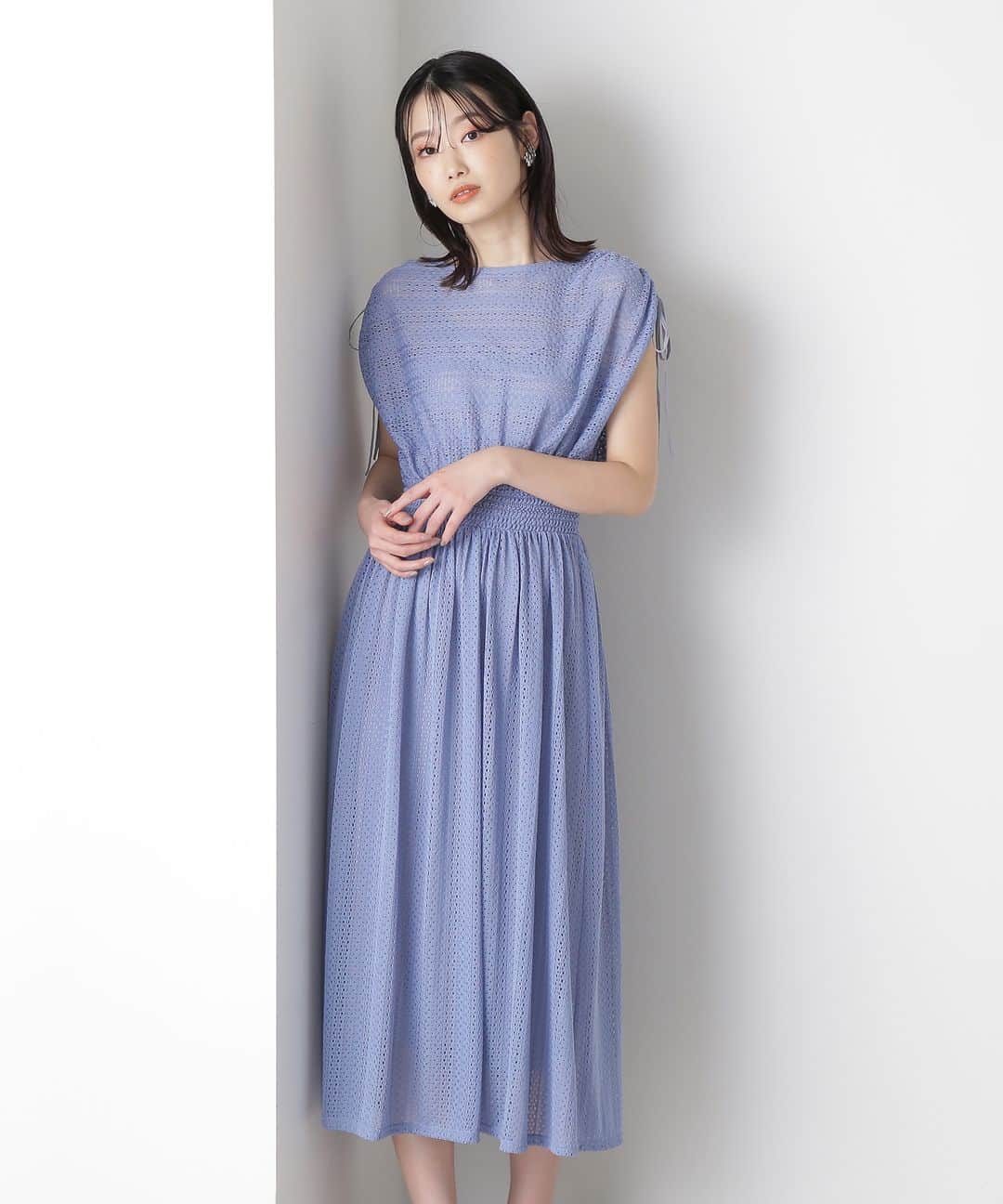 NATURAL BEAUTY BASICのインスタグラム：「2023 summer PRE ORDER.  ✔バルファスレースワンピース ¥13,970 tax in color:アイボリー/クロ/ブルー size:M/PS #0173240650 6月中旬-下旬入荷予定  繊細なレースのほど良い透け感が 涼しげな印象のワンピースは、 伸縮性のある素材とウエスト周りのゴムシャーリングで 着心地抜群な１枚。  肩のドローストリングデザインが ほど良いアクセントをプラスしつつ、 袖丈の長さが調節可能なのも嬉しいポイント。  #サマーワンピース #ワンピース #レースワンピース #サマーコーデ #夏先取り #夏コーデ #初夏 #お出かけコーデ #カジュアルコーデ  #オフィスコーデ #オフィスカジュアル #通勤コーデ #大人可愛い #カラーコーデ #着回しコーデ #きれいめカジュアル #大人カジュアル #ベーシックコーデ #ベーシック #ナチュラルコーデ #トレンドスタイル #シンプルコーデ #ナチュラルビューティーベーシック #naturalbeautybasic」