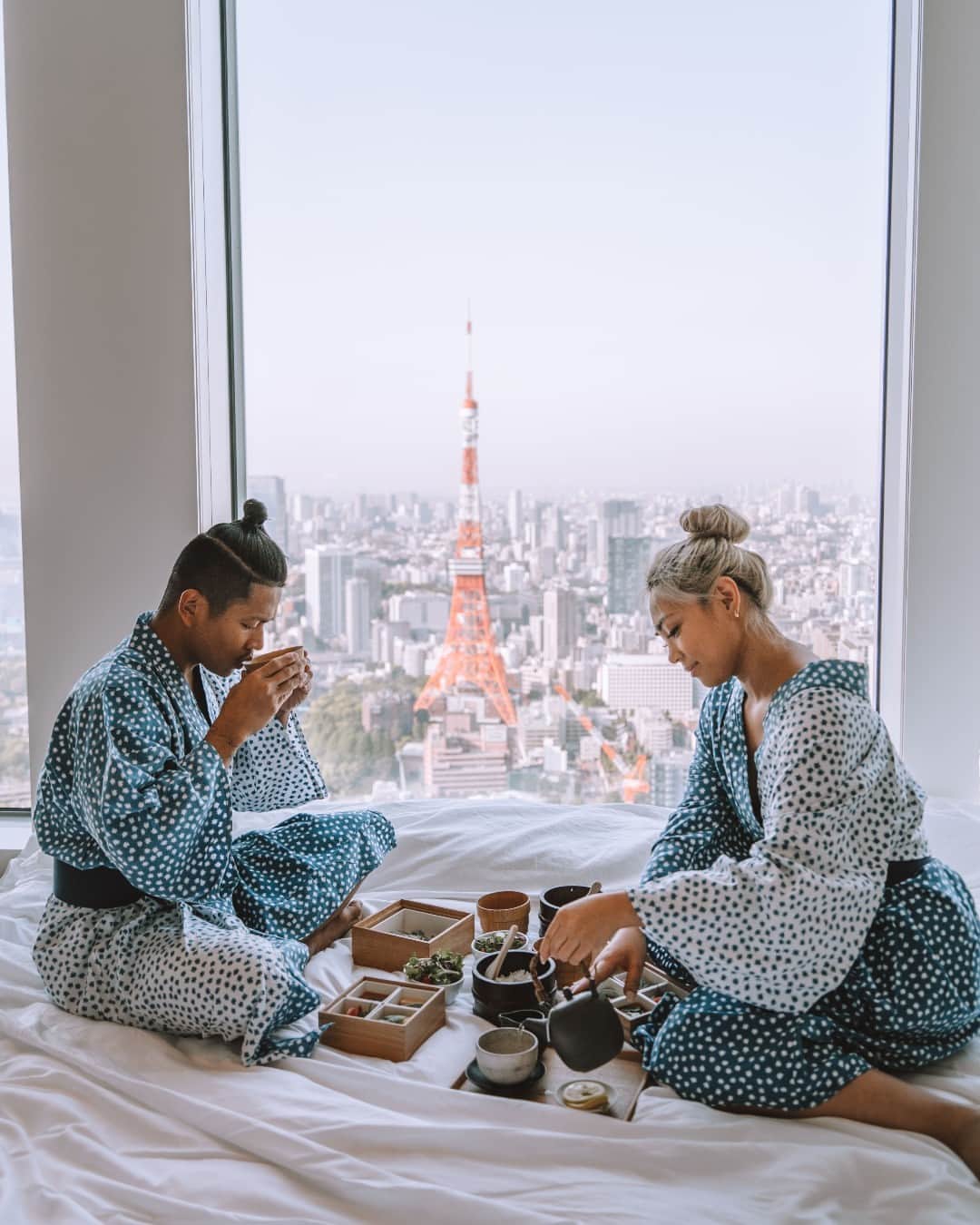 Andaz Tokyo アンダーズ 東京さんのインスタグラム写真 - (Andaz Tokyo アンダーズ 東京Instagram)「朝日に照らされた東京の美しい街並みとともに、お部屋で堪能するダイニングのひとときを。ホテルステイならではの贅沢な時間をお過ごしください🍽  Indulge in our divine in-room dining service and gaze upon the enchanting Tokyo cityscape drenched in soft morning sunlight while tucking into a delectable hotel breakfast, all from the comfort of your own comfy space. Experience true luxury at Andaz Tokyo.  Thanks to @cherrielynn  ---------- #andaztokyo #アンダーズ東京 #andaz #東京ホテル #ラグジュアリーホテル #虎ノ門ヒルズ  #ステイケーション #ライフスタイルホテル #ホテルステイ #tokyohotel #luxuryhotels #japanhotel #bucketlisttravel #staycation #ホテル朝食 #hotelbreakfast #ホテルモーニング」6月7日 18時00分 - andaztokyo