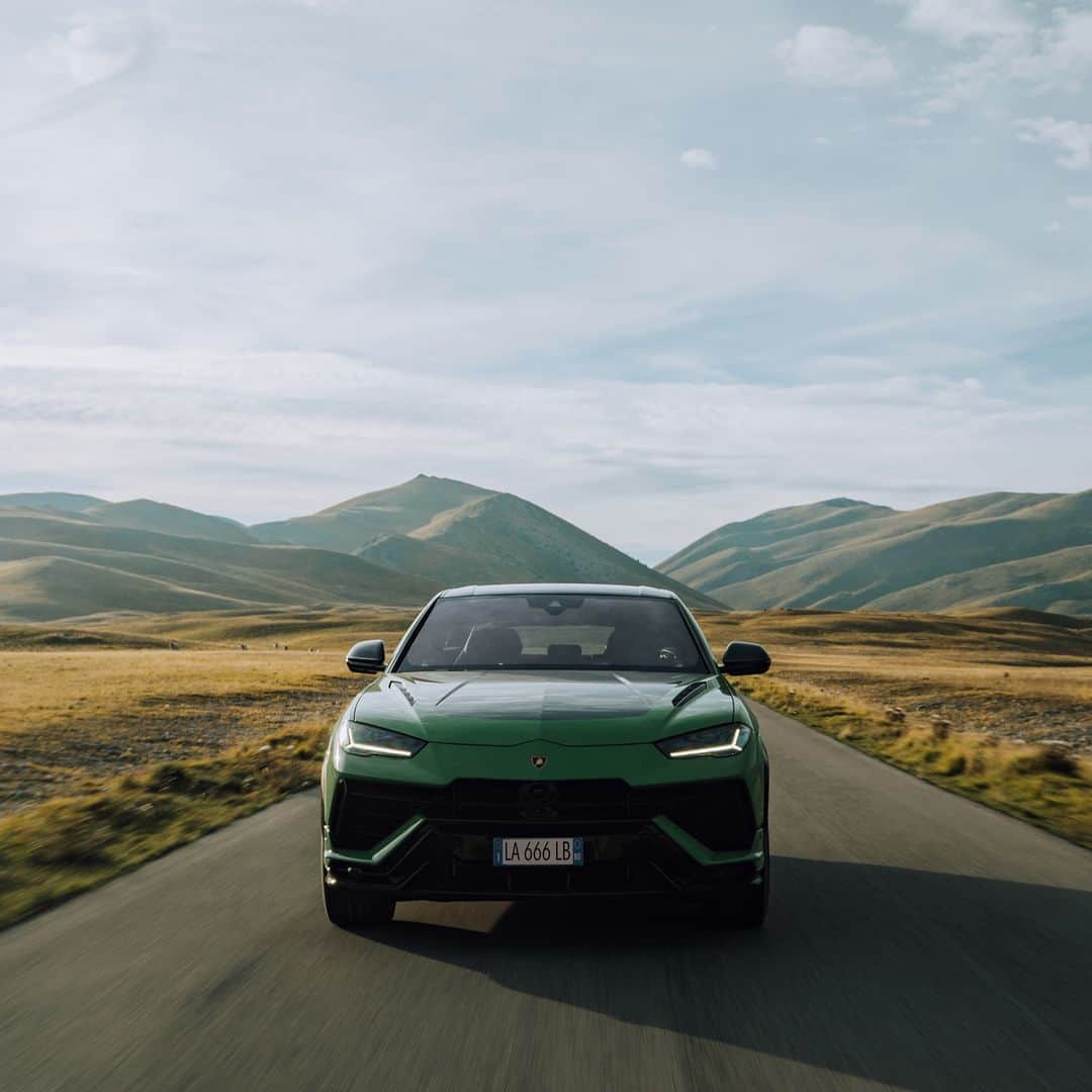 ランボルギーニのインスタグラム：「Raise the bar even higher and go beyond the streets you know with Urus Performante.  #Lamborghini #UrusPerformante #ForBarRaisersOnly __ Urus Performante: fuel consumption combined: 14,1 l/100km (WLTP); CO2-emissions combined: 320 g/km (WLTP)」