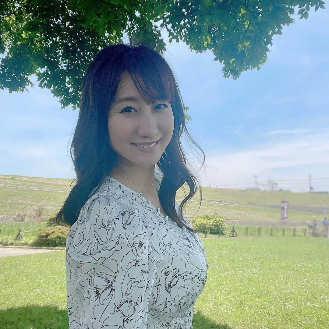 吉井明子さんのインスタグラム写真 - (吉井明子Instagram)「今日は北日本で大気の状態が不安定になって、雷雲が発達したところがありました☔️⚡️  一方で、東京は暑かった〜！！ 「撮ってきた！☺️📸」の取材中も水分補給をこまめにしましたが、強い日差しで体力奪われました🥵  木陰で休んでいる一枚🌳 炎天下とは体感が全然違います。  どこへ行ったのか？は土曜日の放送で😉  #気象予報士 #気象キャスター #weatherforecaster #기상캐스터　#氣象主播 #吉井明子 #bs4k #週刊4Kふるさとだより #nらじ #マイあさ  #オフショット #私服 #ワンピース #smile #微笑 #미소　#senyum」6月7日 17時52分 - akiko_yoshii_sunny_rain