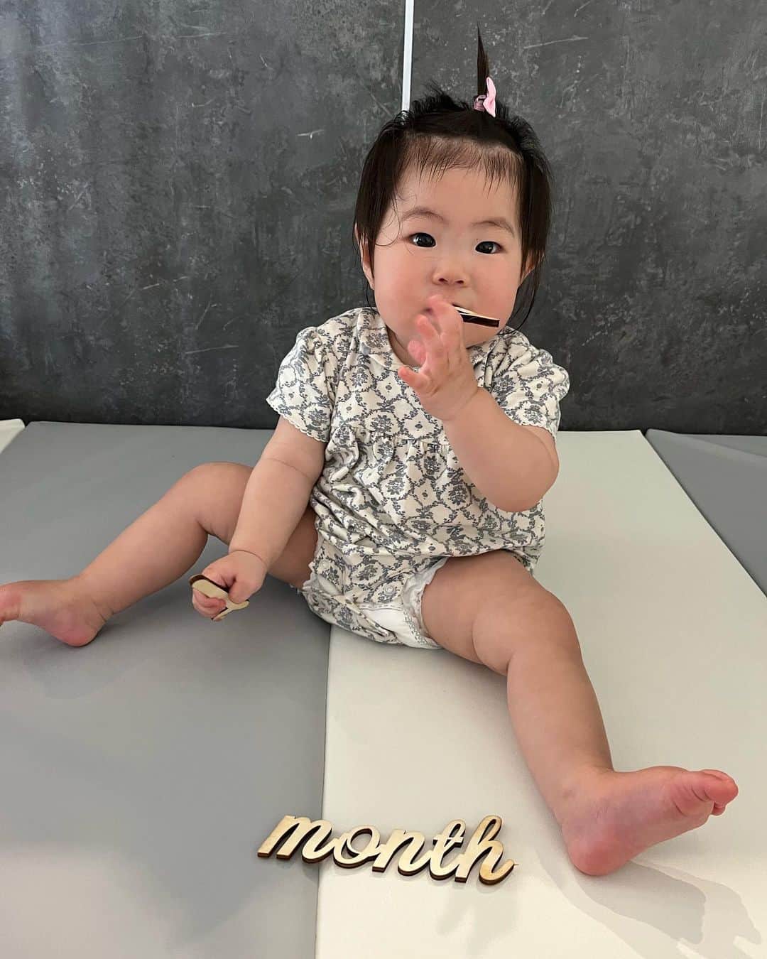桃尻リカのインスタグラム：「おとちゃん11ヶ月〰︎✍🏻💓 . 毎日たくさん成長して どんどん可愛くなっていく🥺♥️ . 掴まることなく立つこともできて😳 . ハイハイも高速😳 . 歯が上2本半分出てきて、下4本目もちらりしてる🫣 . 食べつかみも上手くなってきた❣️ . そして良く寝る😂 . しかし足長いし細いし小顔👉🏻💗  . #赤ちゃん#11ヶ月ベビー#月齢フォト#女の子ママ#育児#産後#ベビー#baby#babygirl#mother#七夕生まれ#美肌#色白」