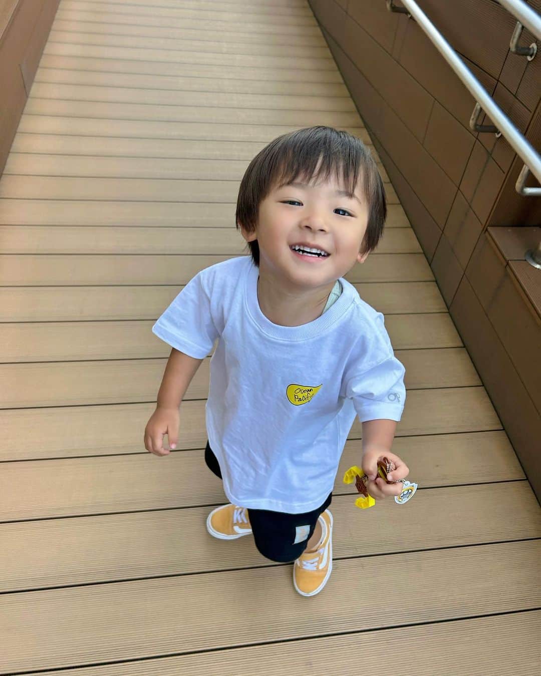 阪本智子さんのインスタグラム写真 - (阪本智子Instagram)「👬♡  なにげに好きなシンガポール料理🇸🇬  チリクラブも好きだけど、 チキンライスの気分だった😋🎵  ここのお店のバクテーは優しい味わいでした！ シンガポールで食べたニンニクがガツンとくる本場のバクテーもまた食べたいなぁ🤤  Kanoa 6/6で3ヶ月 Aoha 6/7 で2歳10ヶ月になったので成長記録を📝  👶🏻かのあ ・初めての注射💉一気に4本とロタ頑張りました！また動画載せます😁 ・生後89日で初めての爆笑(私は見られなかった😭) ・おもちゃに手を伸ばしたり、持ちやすいものは持ってふりふりするようになった ・自分の手が気になるようで、じっと眺めたり舐めたりする ・夜よく寝るときは7時間半ほど寝てくれる🙏 ・初めての人にもニコニコで常にhappy boy♡ 体重 6.75kg/身長 59.5cm(5/27)  👦🏻あおは ・"かのあが○○してって言ってるよ！"と言うと大抵の事は頑張れる✨ 逆に、やりたいことがあると"かのあが〇〇したいっていってるよ！"と名前を使ったりする笑 ・音に興味がすごくて一日に何度も"これなんのおと？"と聞く ・文字も気になるようで、看板やチラシを見つけると "なんてかいてるの？"と聞く ・６月からインターナショナルスクールがスタート！ 初日から歌ったり踊ったりと楽しんでいたようで先生から初日ですよね？！とびっくりされました笑 登園3日目に参観日があったので見に行ってみたら、すでに英語の歌の単語を何個か話していて子供の吸収の早さに感動😂✨ 誰よりも前に出て歌って踊ってしているように感じたけど"普段はもっと元気ですよ🎤"と先生から言われて驚きました🫢笑 体重13.95kg/身長 94.8cm(5/27)  2人とも毎日元気に幸せに育ってね🩷  着ているTシャツはあおはとお揃い😍 @oceanpacific_officialstore   #兄弟ママ #2歳差兄弟 #2歳差育児 #兄弟ママ #阪本智子」6月7日 18時00分 - tomoko_sakamoto423
