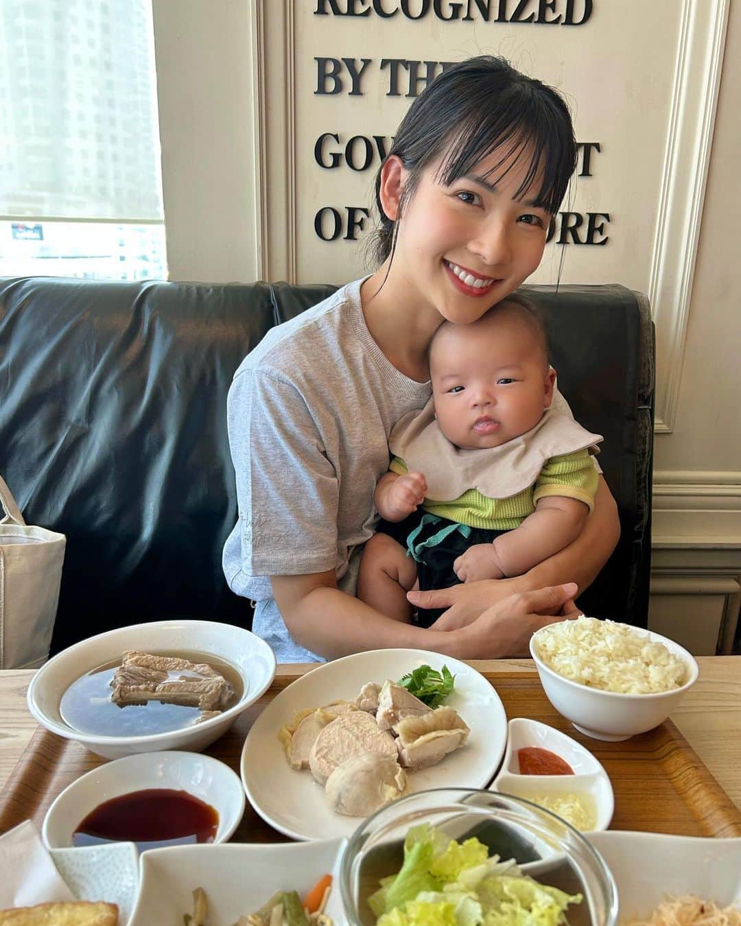 阪本智子さんのインスタグラム写真 - (阪本智子Instagram)「👬♡  なにげに好きなシンガポール料理🇸🇬  チリクラブも好きだけど、 チキンライスの気分だった😋🎵  ここのお店のバクテーは優しい味わいでした！ シンガポールで食べたニンニクがガツンとくる本場のバクテーもまた食べたいなぁ🤤  Kanoa 6/6で3ヶ月 Aoha 6/7 で2歳10ヶ月になったので成長記録を📝  👶🏻かのあ ・初めての注射💉一気に4本とロタ頑張りました！また動画載せます😁 ・生後89日で初めての爆笑(私は見られなかった😭) ・おもちゃに手を伸ばしたり、持ちやすいものは持ってふりふりするようになった ・自分の手が気になるようで、じっと眺めたり舐めたりする ・夜よく寝るときは7時間半ほど寝てくれる🙏 ・初めての人にもニコニコで常にhappy boy♡ 体重 6.75kg/身長 59.5cm(5/27)  👦🏻あおは ・"かのあが○○してって言ってるよ！"と言うと大抵の事は頑張れる✨ 逆に、やりたいことがあると"かのあが〇〇したいっていってるよ！"と名前を使ったりする笑 ・音に興味がすごくて一日に何度も"これなんのおと？"と聞く ・文字も気になるようで、看板やチラシを見つけると "なんてかいてるの？"と聞く ・６月からインターナショナルスクールがスタート！ 初日から歌ったり踊ったりと楽しんでいたようで先生から初日ですよね？！とびっくりされました笑 登園3日目に参観日があったので見に行ってみたら、すでに英語の歌の単語を何個か話していて子供の吸収の早さに感動😂✨ 誰よりも前に出て歌って踊ってしているように感じたけど"普段はもっと元気ですよ🎤"と先生から言われて驚きました🫢笑 体重13.95kg/身長 94.8cm(5/27)  2人とも毎日元気に幸せに育ってね🩷  着ているTシャツはあおはとお揃い😍 @oceanpacific_officialstore   #兄弟ママ #2歳差兄弟 #2歳差育児 #兄弟ママ #阪本智子」6月7日 18時00分 - tomoko_sakamoto423