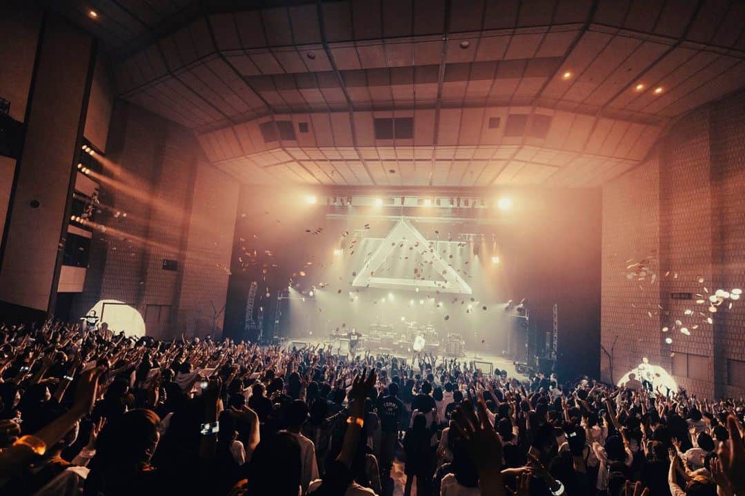 のインスタグラム：「・ 『DISH// HALL TOUR 2023“TRIANGLE”』 2023.05.28@愛媛・松山市民会館  #北村匠海 (Vo/G) @take_me_1103  #矢部昌暉 (Cho/G) @pantystar_masaki  #橘柊生 (DJ/Key) @to_i1015  #泉大智 (Dr) @daichi_izumi  photo by @rayotabe  #DISH」