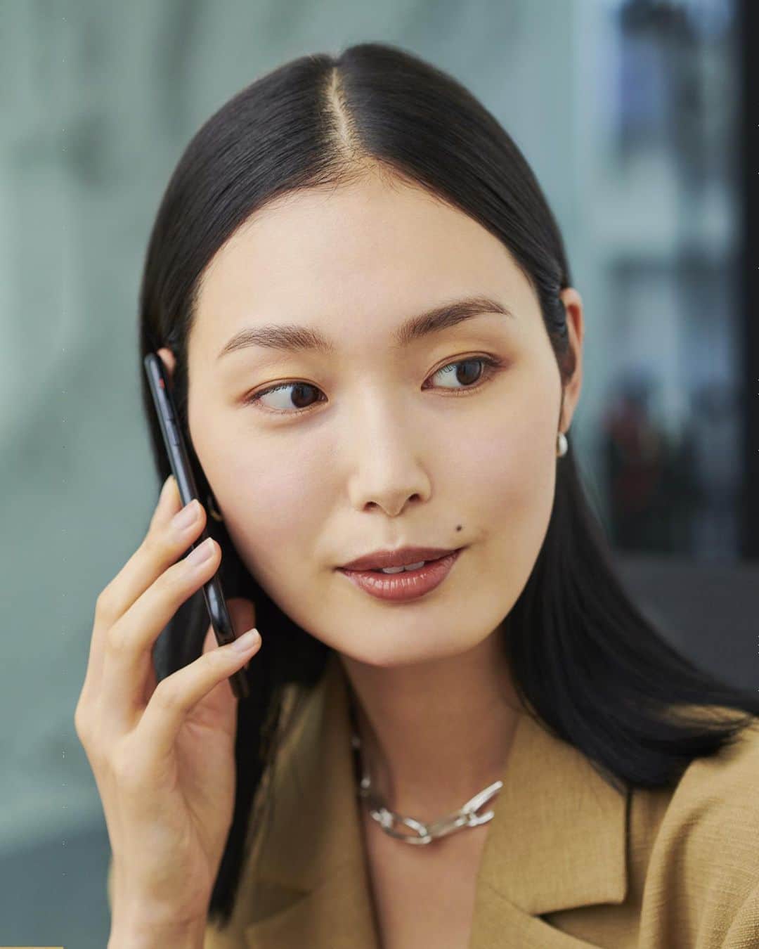 ロペのインスタグラム：「印象まで華やぐ！  シーン別の夏を楽しむ服とメイクのHow To ⁡ 脱マスクの準備は出来ていますか？気温も湿度も高くなる今日この頃。 ⁡ トレンドの夏ファッションにマッチするメイクと自分で簡単に真似できるヘアまで「大人のための夏メイク＆ヘア」を人気メイクアップアーティストのKOTOさんに教えて頂きました。 ⁡ Scene 01 夏のジャケットスタイルに合う 「きちんとメイク」 ⁡ ▶ITEM ⁡ #GGV23350 リネンライクベルト付きジャケット ¥31,900 (税込) ⁡ #GGS23360 リネンライクワイドパンツ ¥19,800 (税込) ⁡ J'aDoRe JUN ONLINEでご購入いただけます。 ⁡ ⁡ ⁡ @rope_jp @jadorejunonline #メイク #トレンドメイク  #オフィスメイク #セットアップ  #大人カジュアル #リラックスコーデ #夏コーデ #夏カラー #ロペ #ROPÉ #ropejp」