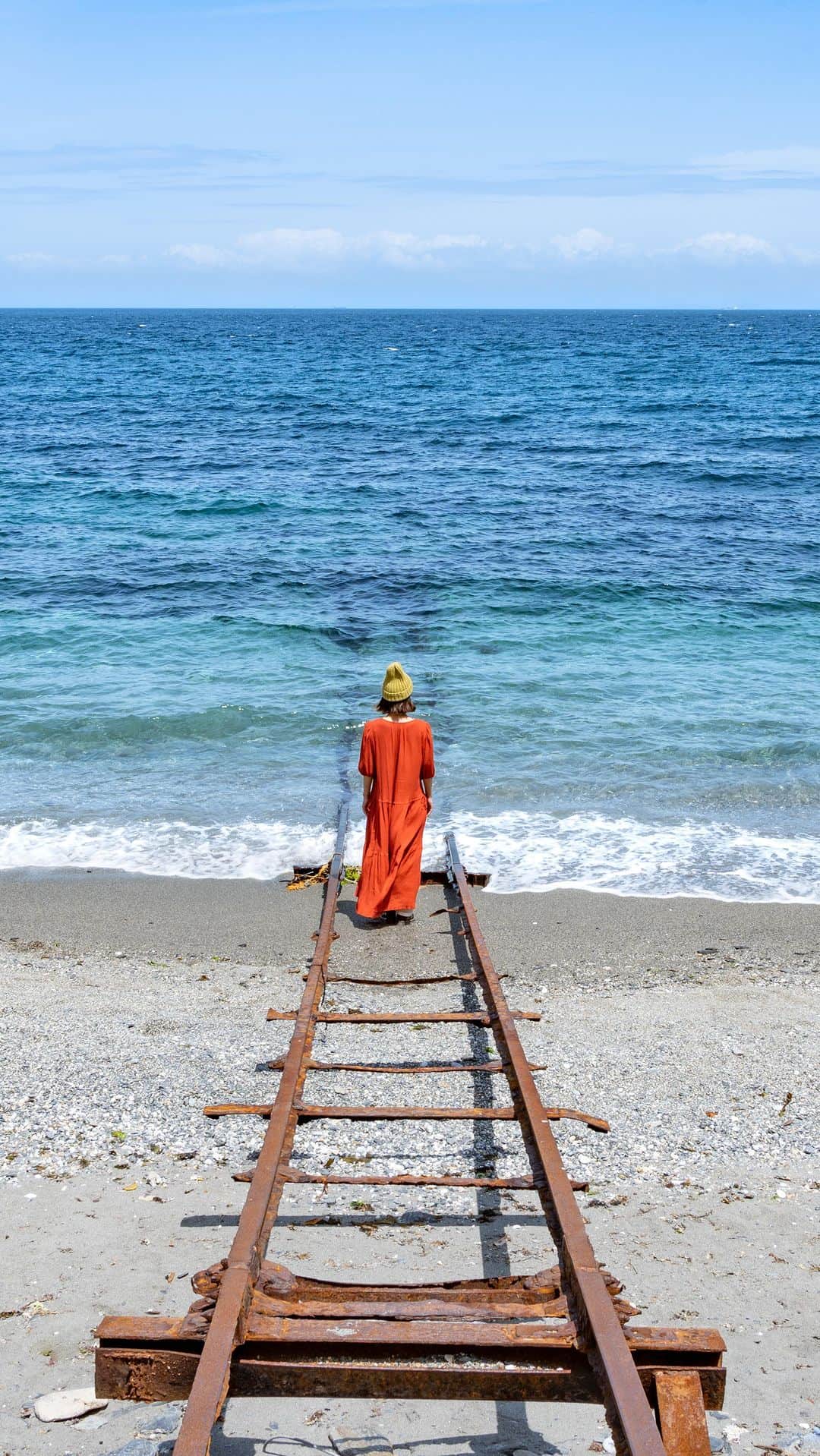 のインスタグラム：「📍大分県  佐賀関 / Saganoseki, Oita Japan 📷 26th May 2023 🏷️ #shiho_oita   海底へまっすぐ続いていく線路。  打ち寄せる波と通り過ぎる船を眺めながら、この線路はいったいどこまで繋がっているのだろうと想像してしまいました。  A railroad track leading straight to the bottom of the sea. It looks like something out of the Ghibli movie #SpiritedAway . I wondered how far the tracks went as I stood watching the waves lapping against the shore and boats passing by.  ※この線路は観光用ではありません。マナーを守り迷惑のかからないようにしましょう（動画では線路には触れていません）This railroad track is not for sightseeing. Please behave with good manners. Riding on the tracks is prohibited.  ©︎Shiho/詩歩」