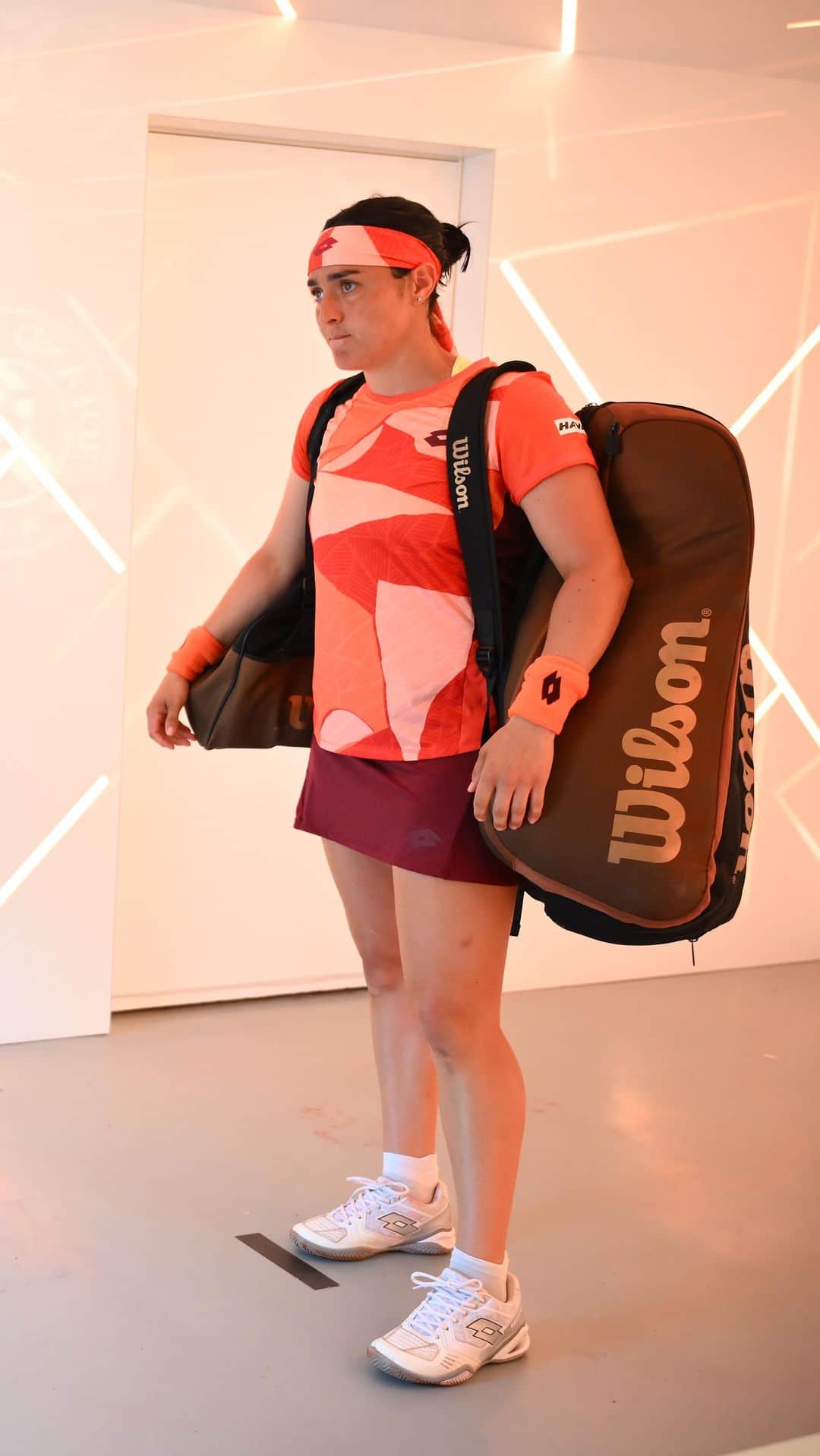 WTA（女子テニス協会）のインスタグラム：「Ons Jabeur 🆚 Beatriz Haddad Maia  Who will join the last four?  #RolandGarros」