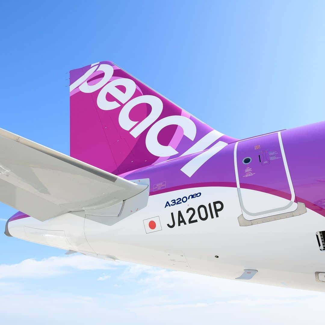 ピーチ・アビエーションのインスタグラム：「あす20:00スタート✈️🍑 気づけばもう6月。夏はすぐそこですよー！ 夏をめいっぱい楽しむための、 国内線・国際線対象の《ぶっ飛び夏旅セール》を開催します🏖 シンプルピーチとバリューピーチ、2つの運賃が対象で 国内線は片道1,000円〜、 国際線は最大25%OFFに✨ Peachは燃油サーチャージなし♪  夏旅の準備をしませんか🍉？  《ぶっ飛び夏旅セール》 【販売期間】2023年6月8日20:00～6月11日23:59 【搭乗期間】2023年6月19日～10月28日 *搭乗期間は路線によって異なります。 *セール運賃は空席状況に応じて対象席数が変動します。 対象便についてはセール開始2日前において1便あたり最低1席以上セール運賃を設定しておりますが、 セール対象便であっても空席状況によってセール運賃での販売がない場合があります。 *セール運賃の販売席数には限りがあり、売り切れ次第終了となります。  ▼セール詳細をチェック！ https://www.flypeach.com/um/specials/sale/sale?utm_source=instagram&utm_medium=social&utm_campaign=sale   #fly_peach #peachaviation #lcc #kix  #airplane #飛行機 #旅行  #instatravel  #travel #海外旅行 #国内旅行 #大阪」
