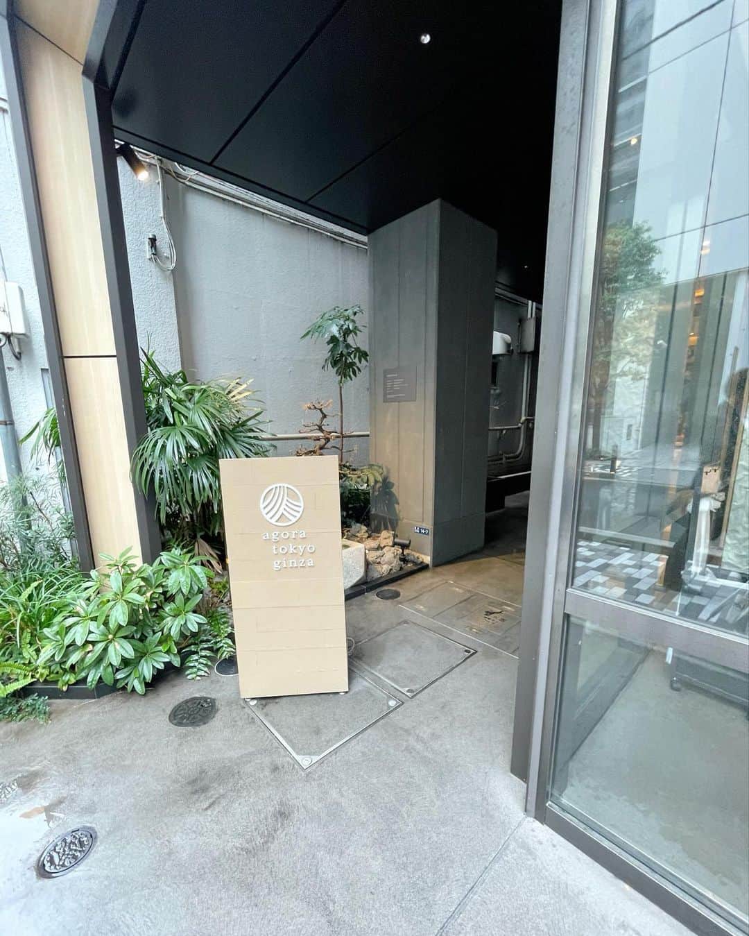 西出薫さんのインスタグラム写真 - (西出薫Instagram)「@agora_tokyo_ginza さんに併設されているカフェichieさん♡  大人な空間に癒されました^ ^  #銀座カフェ #東銀座カフェ #ホテル併設カフェ #大人カフェ #いつもありがとうございます」6月7日 18時01分 - kaoru_nishide