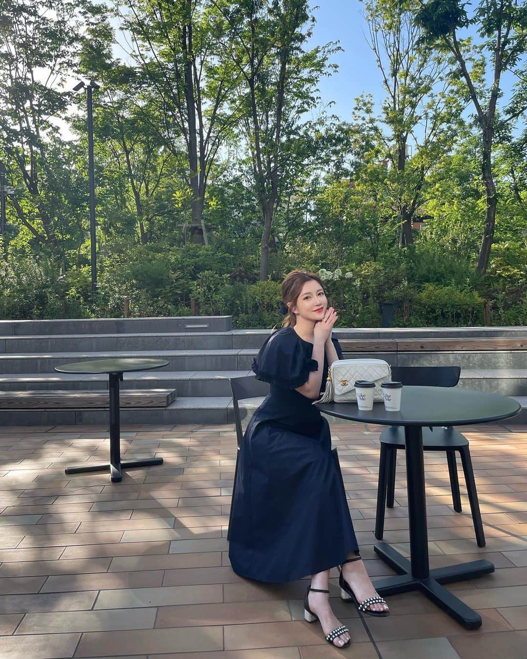蓼沼綾のインスタグラム：「▼  𝐋𝐈𝐊𝐄 𝐌𝐄  昨日はストーリーにたくさんの 反響をありがとうございました🖊️  toccoさんとのコラボ第二弾の 撮影をしてきました🎥  公開は今月下旬を予定しています📢 今回のアイテムもとっても可愛く仕上がってますので、 皆様楽しみにお待ちいただければ嬉しいです🫶🏻🤍  写真は、発売を楽しみにしていた れいなちゃんコラボのワンピースです🪡💕 いつも大人気ですぐ完売しちゃうので 無事お迎えできてウキウキ💗  細かいフリルが施されたケープカラーとフィットフレアな 美しいシルエットが楽しめる1枚です👗  サラリと着心地も良くて 蒸し蒸しする時期も快適に過ごせちゃいます🫰🏻💕 れいなちゃんありがとう🥰💕  -------------------------  ■ tocco closet / トッコクローゼット \ 好評販売中！/ @tocco_closet × @rei.cantabile  フリルケープ付きコットンライクフレアワンピース ネイビー( 残りわずかです！)  -------------------------------  #tocco  #toccocloset  #トッコクローゼット  #コラボ #collaboration  #ケープ #表参道カフェ #ののあおやま #likeme #テラスカフェ #takeout #カフェ巡り  #朝活カフェ #原宿カフェ #fashion #ootd #chanel」