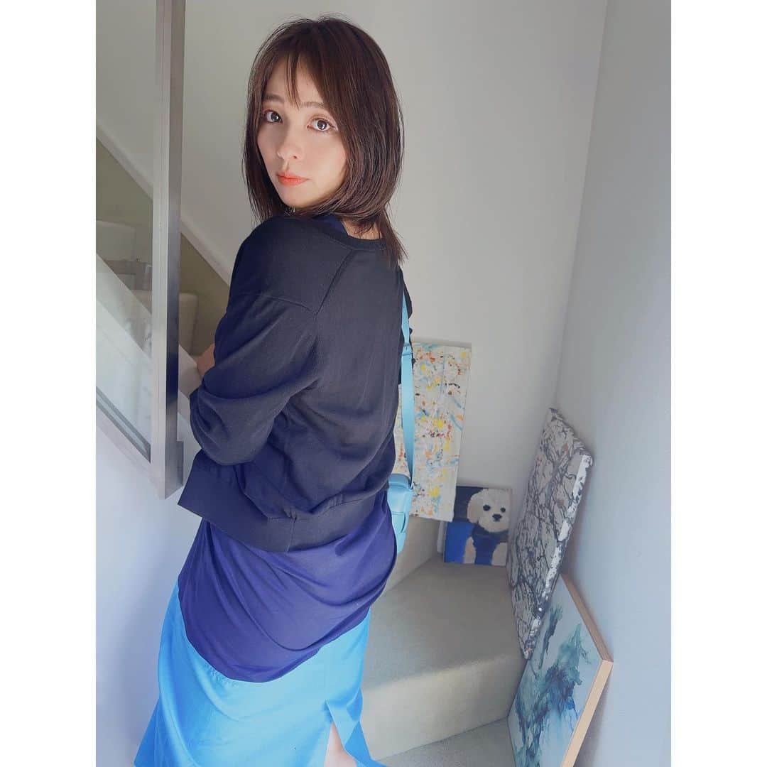 水崎綾女のインスタグラム：「お天気が良くてポカポカで、寝癖たっぷりなのにバイカラーワンピースが可愛すぎてウキウキの日。  起きて5分で家出れる人🫡🫡🫡 今年は髪の毛をアレンジ出来るようになりたい…  👗 @aktr_official  👜 @newbottega   #akte #アクテ #fashion #dress  #しふく #私服」