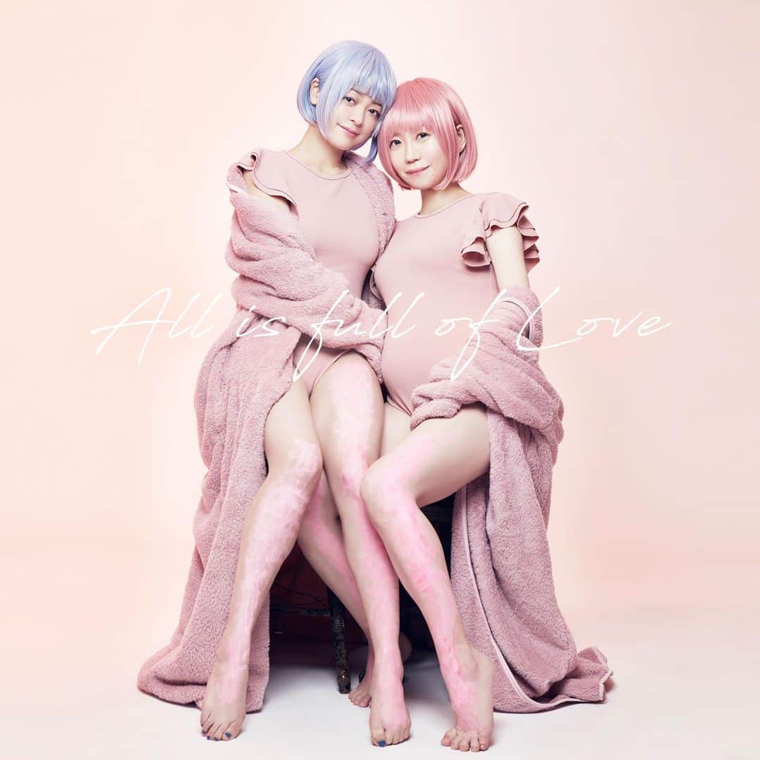 マコ・プリンシパルのインスタグラム：「Birth of All is full of Love🐣💞 macominaming's new song "All is full of Love"  まこみなみん新曲「All is full of Love」🐣💞 #OIRANMUSIC から本日Release！ テーマは“完全なる愛の誕生”  作品作りの過程で私の妊娠が判明！思いがけずまた特別な一曲が完成しました。  レコーディングは胎内に届くように愛を込めて歌いました🤰  ジャケットは特別なマタニティフォトにしたくて、まこみなみん相方であるみなみちゃんに協力をお願いし🩵❤️ 胎内のイメージ🟰桃色の世界にたたずむ2人を宮原夢画さんにビジュアル化していただきました🍑  私の体調を気遣いながら、またも最高の作品を創作して下さったSpecial teamの皆様に心より感謝です🥲✨  Lyrics＆Produce： @yukikawamura821  Music： @ichi_takiguchi  Shooting： @mugaing  Hair ＆ make-up： @jjstagram_make_up  Special thanks： @moekosawada.28 and more...  各サブスクより、ぜひ沢山聴いてくださったら嬉しいです♡子守唄にもおすすめ🤱✨ ▷　https://ultravybe.lnk.to/allisfulloflove  🐣💞 🐣💞 🐣💞 🐣💞 🐣💞 🐣💞  アートと音楽を行き来するドリームポップユニット、まこみなみんが「完全なる愛の誕生」をテーマにした新曲「All is full of Love」を、BandcampやSpotifyなど各サブスクリプションサービスにて6月7日水曜に配信リリースする。  今作はメンバーのマコ・プリンシパルこと渡辺真子が懐妊中に創作された楽曲で、新生児誕生直後のタイミングに合わせての発表となった。  マタニティフォト作品であり、ジャケットビジュアルの撮影はメンバーのminami tagaの友人であり世界的な写真家の宮原夢画が担当している。  作詞とプロデュースは楽曲リリース元であるOIRAN MUSICのカワムラユキが担当し、トラック制作は全作の原曲を手がけているIchi Takiguchiが行い、トップライナーとしてminami tagaもクリエイションに参画した意欲作である。  #maternity #tokyo #hellobaby #maternityphotography #maternityshoot #maternityfashion #maternitystyle #loveislove #japanesegirl #cosplay」