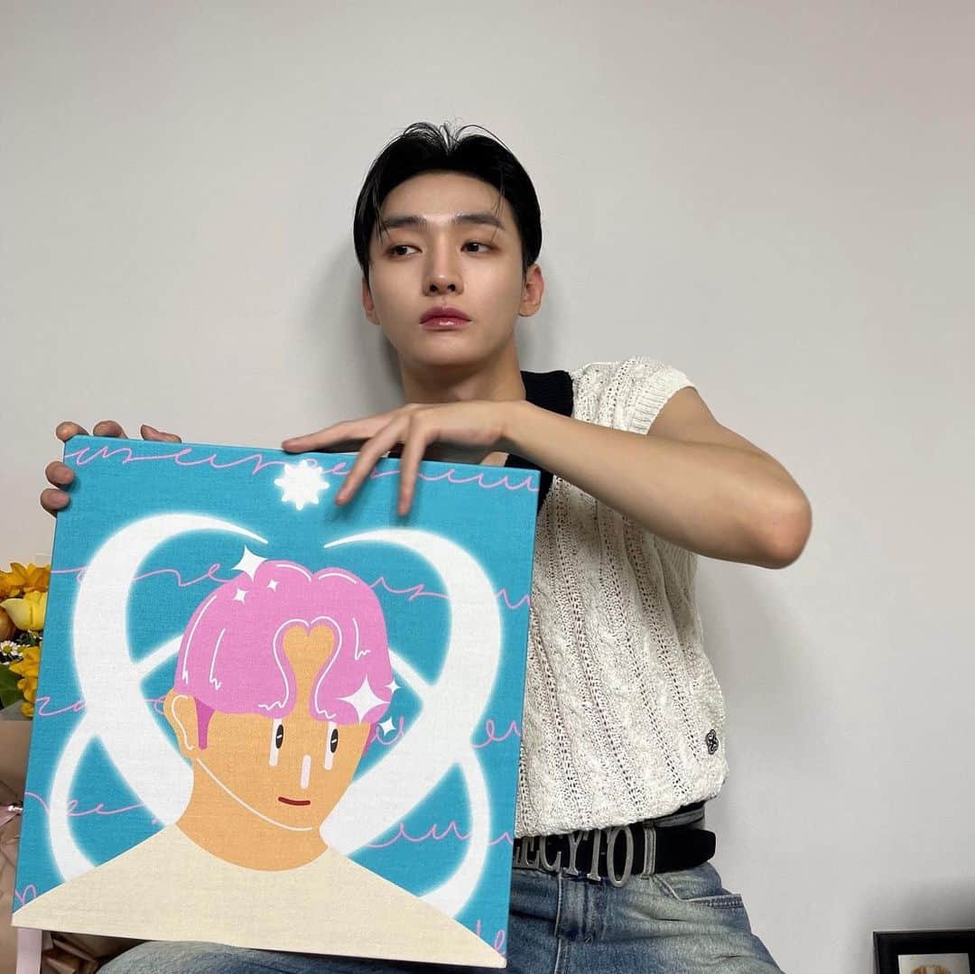 ユン・ジソンのインスタグラム：「NFT프로젝트를 한다고 했더니 다다즈(@dadaz__official) 작가님께서 그림을 선물로 보내주셨어요✌️예쁜 그림 감사합니다🫶♥️ #NFT #룽메이트 #다다즈」