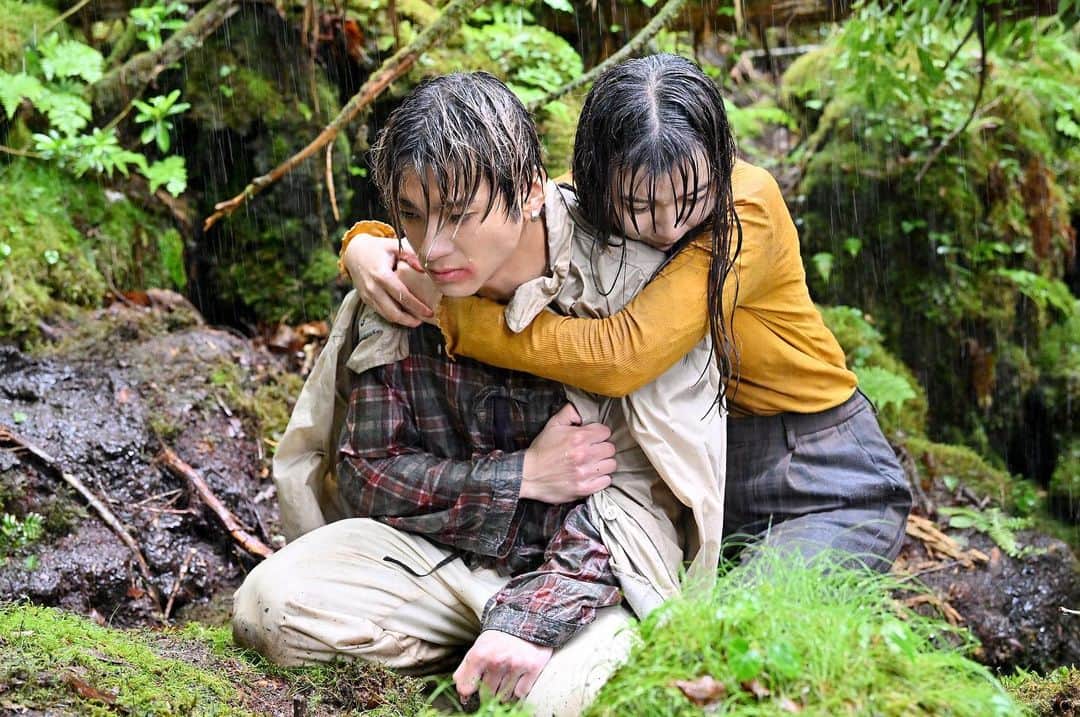ペンディングトレイン-8時23分、明日 君とのインスタグラム：「第７話をプレイバック🎬 孤独を抱える直哉を抱きしめる紗枝 優しさに触れて直哉の心が解けるときはくるのか……  未来編完結🌱 クライマックスに向けて一瞬も目が離せない 第８話放送は９日（金）よる１０時🚃 第７話は#TVer で配信中🤳 全話配信は#Paravi #Netflix   #ペンディングトレイン #山田裕貴 #上白石萌歌 #ペントレプレイバック #金曜ドラマ #名シーン」
