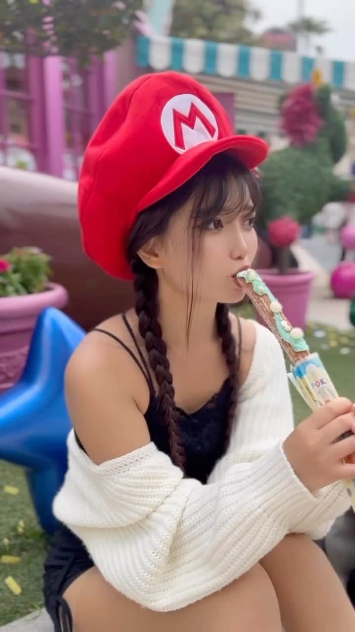 のインスタグラム：「ユニバのポケモンフード制覇した🫰💕  音そのままにしてるから聴いてみて🫣  これはゼニガメのチュリトス！ クリーム？乗ってるからか ちょっとかためだった🤣  #usj  #usjコーデ  #usjフード  #ユニバ #ユニバコーデ  #ニンテンドーワールド  #ポケモン #彼女 #デート #プチプラコーデ  #韓国ファッション  #japantravel  #osaka #Japanese」