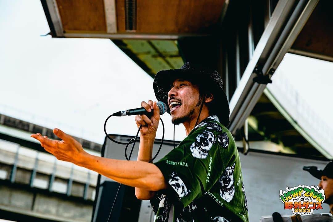 RYO the SKYWALKERのインスタグラム：「「HEMP ZIONの野外ダンス｣ありがとうございました！🌱🔊  天気も良く、先月のリベンジ達成！！🙌  RAITA @slowvibes とのアコースティック、最高に楽しませてもらいました！🎤🎸 ⁡ KON-RYUとリンク出来たし、KON KENくんと久しぶりに会えたのも嬉しかった！youth of roots渋すぎ！ ⁡ BARRIER FREE＆サウンド陣、たっさんBAND、39-MANにもbig upやでー！  集まったお客さん、HEMP ZIONはじめスタッフ関係者、全員に感謝！！  #hempzionの野外ダンス #youthofroots #ryothe」