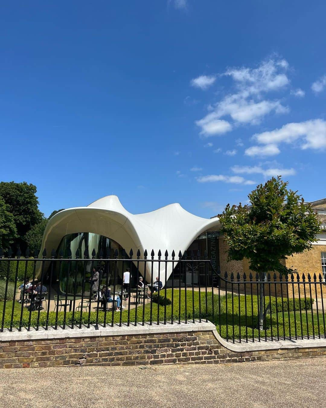 松原汐織さんのインスタグラム写真 - (松原汐織Instagram)「My mum came to London again🫶🏻 We had lunch at Serpentine North Gallery cafe. This is definitely the best baby-friendly cafe in Hyde Park👶🏻 I take a walk in Hyde Park almost every day and have lunch many times. No doubt about it❤️ ・ ・ 母がまたロンドンに来てくれています🥰 娘と３人でHyde ParkにあるSerpentine North Galleryのカフェへ☕️💕 公園内のカフェなのに、オムツ替えシートがある綺麗な個室があり、中には授乳ができる椅子もあるという素晴らしさ。 ここはHyde Parkで一番ベビーフレンドリーなカフェだと思います。 ほぼ毎日のようにHyde Parkに来て、公園内のカフェで沢山ランチした私が言うのだから間違いなし😝  ——— Outfit Details: Me Sunglasses @chanelofficial  T-shirt  @massimodutti  Skirt @ebure_official  Trainers @veja   My daughter  Dress  @johnlewis Heirloom Collection ———  #baby #babygirl #3monthsold #mumofagirl #lovemyfam  #hydepark #serpentinegallery  #outfit #massimodutti #veja #johnlewisheirloomcollection  #bugaboo #bugaboouk #bugaboobee6  #london #thisislondon #londonlife  #出産 #海外出産 #女の子ママ  #海外子育て #イギリス子育て #ロンドン子育て  #ハイドパーク #ベビーカー #バガブー  #ロンドン #ロンドン生活 #ロンドン在住  #shioriinlondon2023」6月7日 18時17分 - shiori_ma_