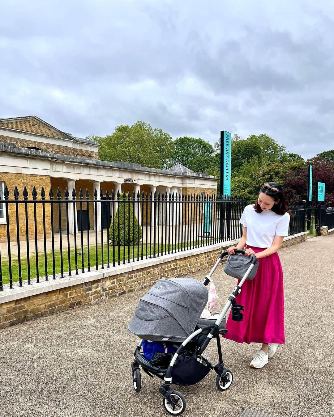 松原汐織さんのインスタグラム写真 - (松原汐織Instagram)「My mum came to London again🫶🏻 We had lunch at Serpentine North Gallery cafe. This is definitely the best baby-friendly cafe in Hyde Park👶🏻 I take a walk in Hyde Park almost every day and have lunch many times. No doubt about it❤️ ・ ・ 母がまたロンドンに来てくれています🥰 娘と３人でHyde ParkにあるSerpentine North Galleryのカフェへ☕️💕 公園内のカフェなのに、オムツ替えシートがある綺麗な個室があり、中には授乳ができる椅子もあるという素晴らしさ。 ここはHyde Parkで一番ベビーフレンドリーなカフェだと思います。 ほぼ毎日のようにHyde Parkに来て、公園内のカフェで沢山ランチした私が言うのだから間違いなし😝  ——— Outfit Details: Me Sunglasses @chanelofficial  T-shirt  @massimodutti  Skirt @ebure_official  Trainers @veja   My daughter  Dress  @johnlewis Heirloom Collection ———  #baby #babygirl #3monthsold #mumofagirl #lovemyfam  #hydepark #serpentinegallery  #outfit #massimodutti #veja #johnlewisheirloomcollection  #bugaboo #bugaboouk #bugaboobee6  #london #thisislondon #londonlife  #出産 #海外出産 #女の子ママ  #海外子育て #イギリス子育て #ロンドン子育て  #ハイドパーク #ベビーカー #バガブー  #ロンドン #ロンドン生活 #ロンドン在住  #shioriinlondon2023」6月7日 18時17分 - shiori_ma_