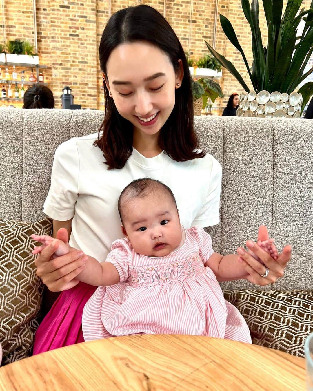 松原汐織のインスタグラム：「My mum came to London again🫶🏻 We had lunch at Serpentine North Gallery cafe. This is definitely the best baby-friendly cafe in Hyde Park👶🏻 I take a walk in Hyde Park almost every day and have lunch many times. No doubt about it❤️ ・ ・ 母がまたロンドンに来てくれています🥰 娘と３人でHyde ParkにあるSerpentine North Galleryのカフェへ☕️💕 公園内のカフェなのに、オムツ替えシートがある綺麗な個室があり、中には授乳ができる椅子もあるという素晴らしさ。 ここはHyde Parkで一番ベビーフレンドリーなカフェだと思います。 ほぼ毎日のようにHyde Parkに来て、公園内のカフェで沢山ランチした私が言うのだから間違いなし😝  ——— Outfit Details: Me Sunglasses @chanelofficial  T-shirt  @massimodutti  Skirt @ebure_official  Trainers @veja   My daughter  Dress  @johnlewis Heirloom Collection ———  #baby #babygirl #3monthsold #mumofagirl #lovemyfam  #hydepark #serpentinegallery  #outfit #massimodutti #veja #johnlewisheirloomcollection  #bugaboo #bugaboouk #bugaboobee6  #london #thisislondon #londonlife  #出産 #海外出産 #女の子ママ  #海外子育て #イギリス子育て #ロンドン子育て  #ハイドパーク #ベビーカー #バガブー  #ロンドン #ロンドン生活 #ロンドン在住  #shioriinlondon2023」