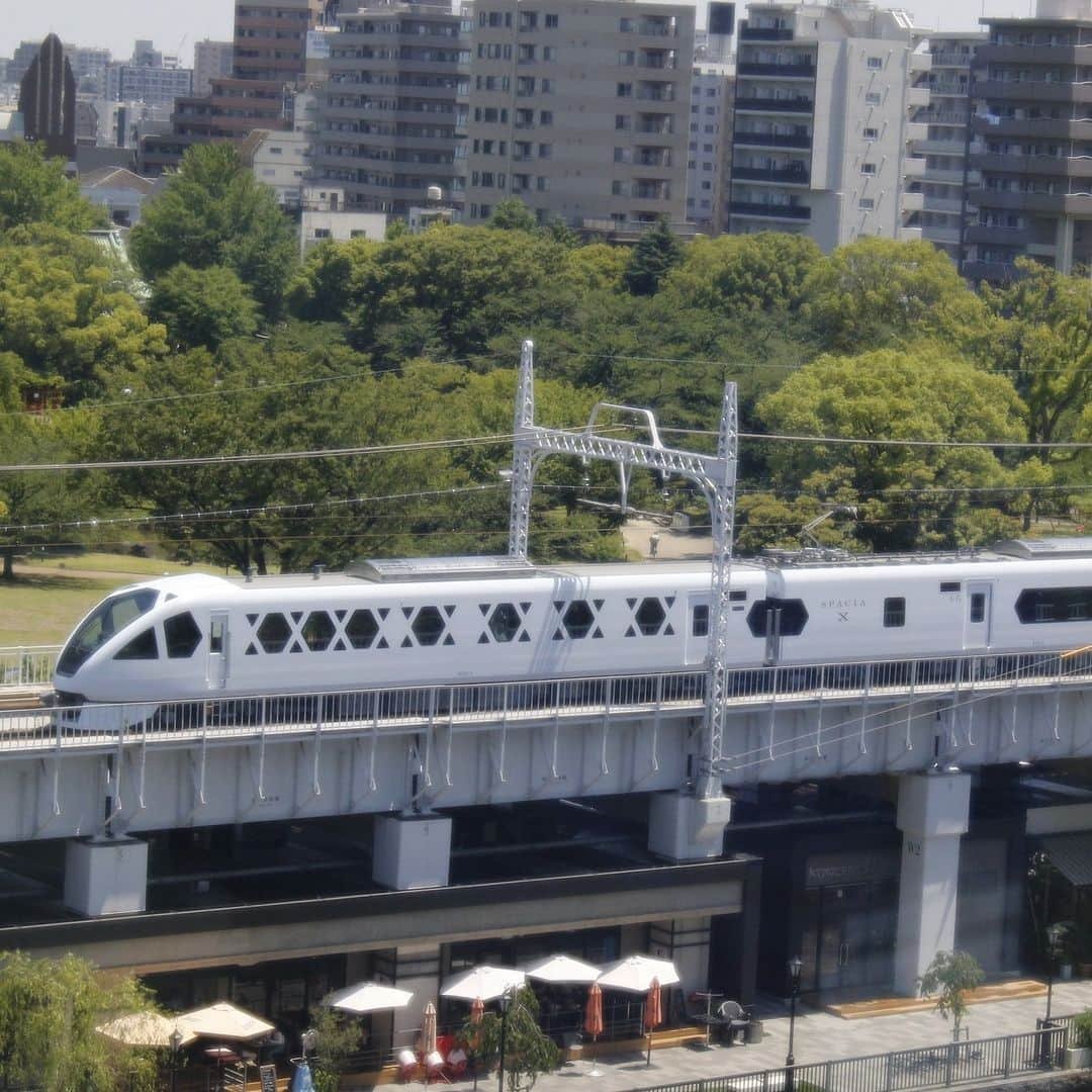 墨田区さんのインスタグラム写真 - (墨田区Instagram)「【走るスイートルーム🚄東武鉄道「スペーシアX」💨】 スペーシアXを発見！！かっこいいですね😁 デビュー楽しみにしています🚅  #墨田区 #すみだ #sumida #東京 #tokyo #わたしのすみだ自慢 #これもすみだのシティプロモーション #鉄道のある景色 #鉄道好きな人と繋がりたい #鉄道好き #鉄道 #鉄道のある写真 #東武鉄道 #東武スカイツリーライン #特急スペーシア新型車両 #N100系 #スペーシアエックス #SPACIAX #車庫 #鉄分補給 #旅 #旅行 #日光 #押上 #コックピットスイート #走るスイートルーム」6月7日 18時12分 - sumida_official