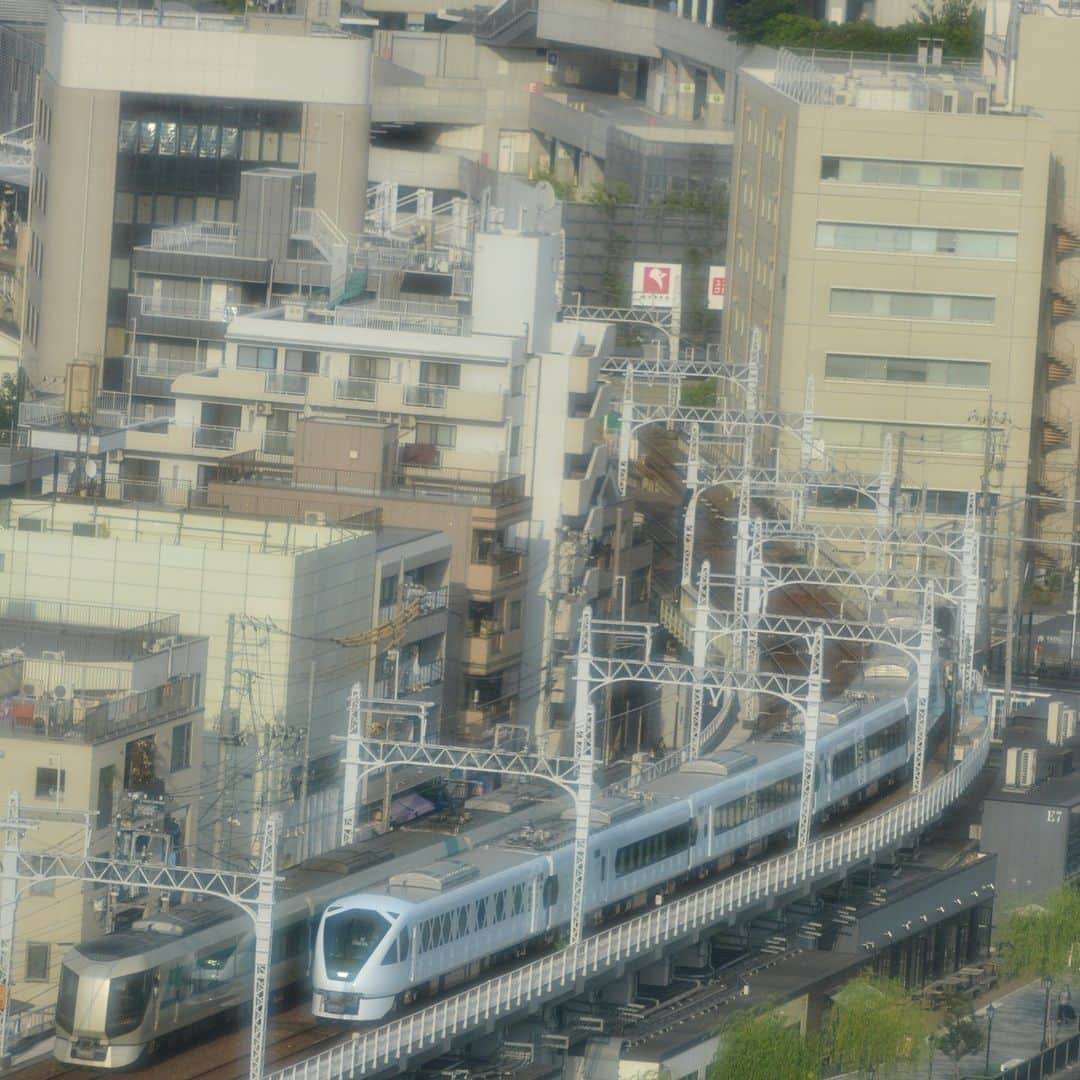 墨田区さんのインスタグラム写真 - (墨田区Instagram)「【走るスイートルーム🚄東武鉄道「スペーシアX」💨】 スペーシアXを発見！！かっこいいですね😁 デビュー楽しみにしています🚅  #墨田区 #すみだ #sumida #東京 #tokyo #わたしのすみだ自慢 #これもすみだのシティプロモーション #鉄道のある景色 #鉄道好きな人と繋がりたい #鉄道好き #鉄道 #鉄道のある写真 #東武鉄道 #東武スカイツリーライン #特急スペーシア新型車両 #N100系 #スペーシアエックス #SPACIAX #車庫 #鉄分補給 #旅 #旅行 #日光 #押上 #コックピットスイート #走るスイートルーム」6月7日 18時12分 - sumida_official