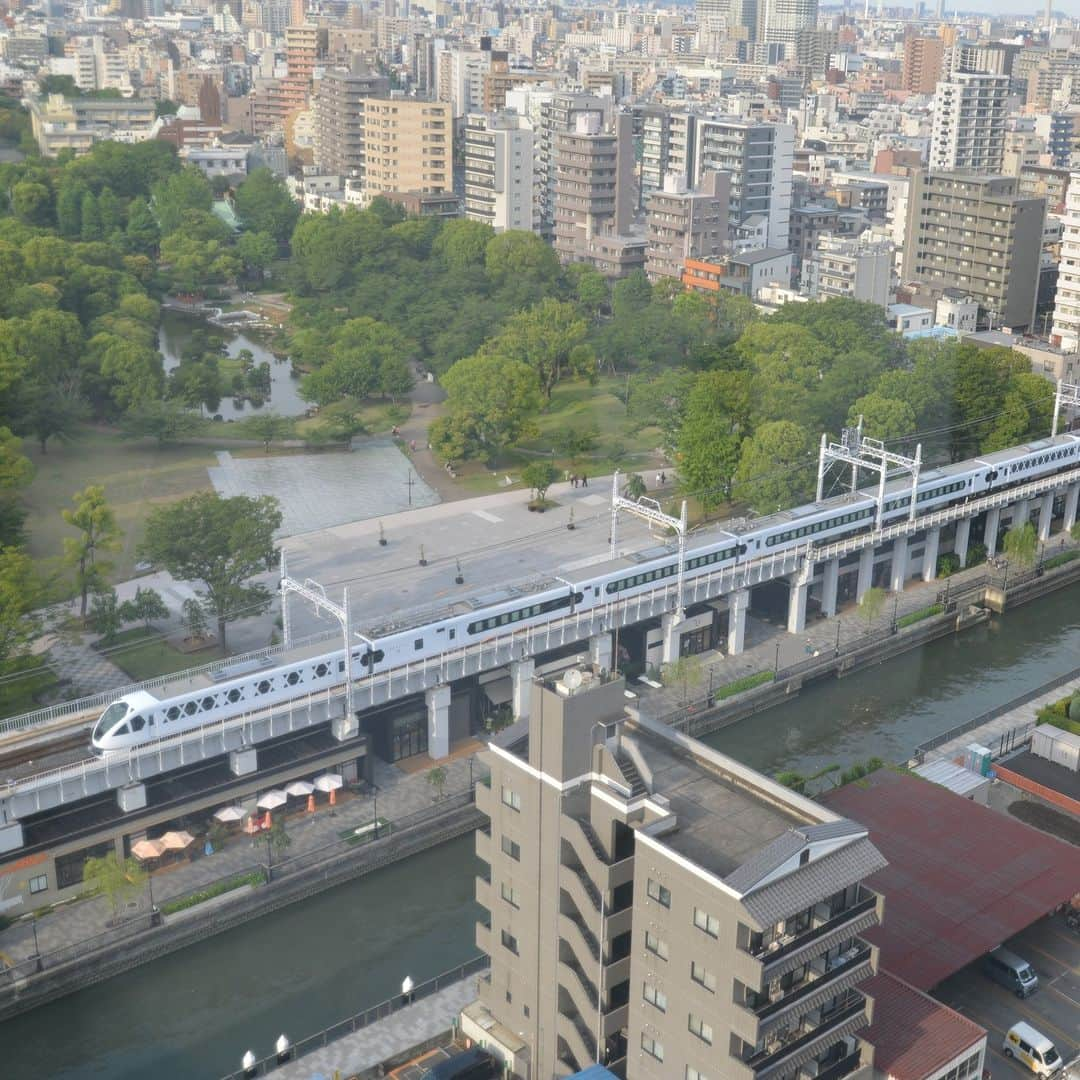 墨田区さんのインスタグラム写真 - (墨田区Instagram)「【走るスイートルーム🚄東武鉄道「スペーシアX」💨】 スペーシアXを発見！！かっこいいですね😁 デビュー楽しみにしています🚅  #墨田区 #すみだ #sumida #東京 #tokyo #わたしのすみだ自慢 #これもすみだのシティプロモーション #鉄道のある景色 #鉄道好きな人と繋がりたい #鉄道好き #鉄道 #鉄道のある写真 #東武鉄道 #東武スカイツリーライン #特急スペーシア新型車両 #N100系 #スペーシアエックス #SPACIAX #車庫 #鉄分補給 #旅 #旅行 #日光 #押上 #コックピットスイート #走るスイートルーム」6月7日 18時12分 - sumida_official