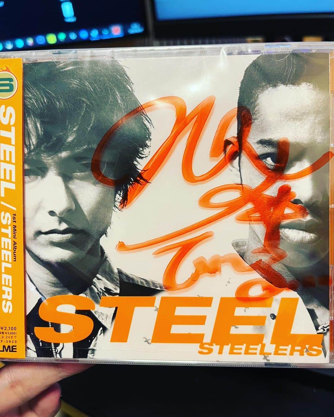 NESMITHのインスタグラム：「地元の同級生から送られてきた(笑) STEELの時にリリースしたミニアルバムなんですが、友達がパッケージのビニールの上にサインしてくれてるから開けられずこの状態で20年以上保管してくれてたらしい🤣✨ 割れたり傷もないし物持ちの良さに感動😭✨ あんたすごいよ、もっちゃん👍(笑) #STEEL #もう22年近く前か〜 #若過ぎで怖い(笑) #サインが今と違う #実はこのサイン #CHEMISTRYの堂珍嘉邦さん考案 (笑) #僕がダブルだから英語と日本語を混ぜたサインになっております #neを筆記体で書いて #すがひらがなになっております #かわええもんやないか 🤣✨👍」