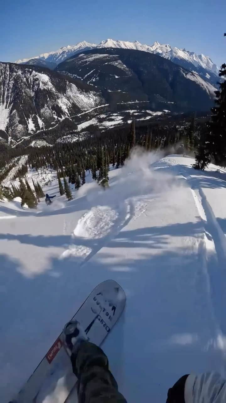 のインスタグラム：「ノートラックでのパーティーラップ、降りた後のビールは間違いなく最高🍺 #Burton #Snowboarding」