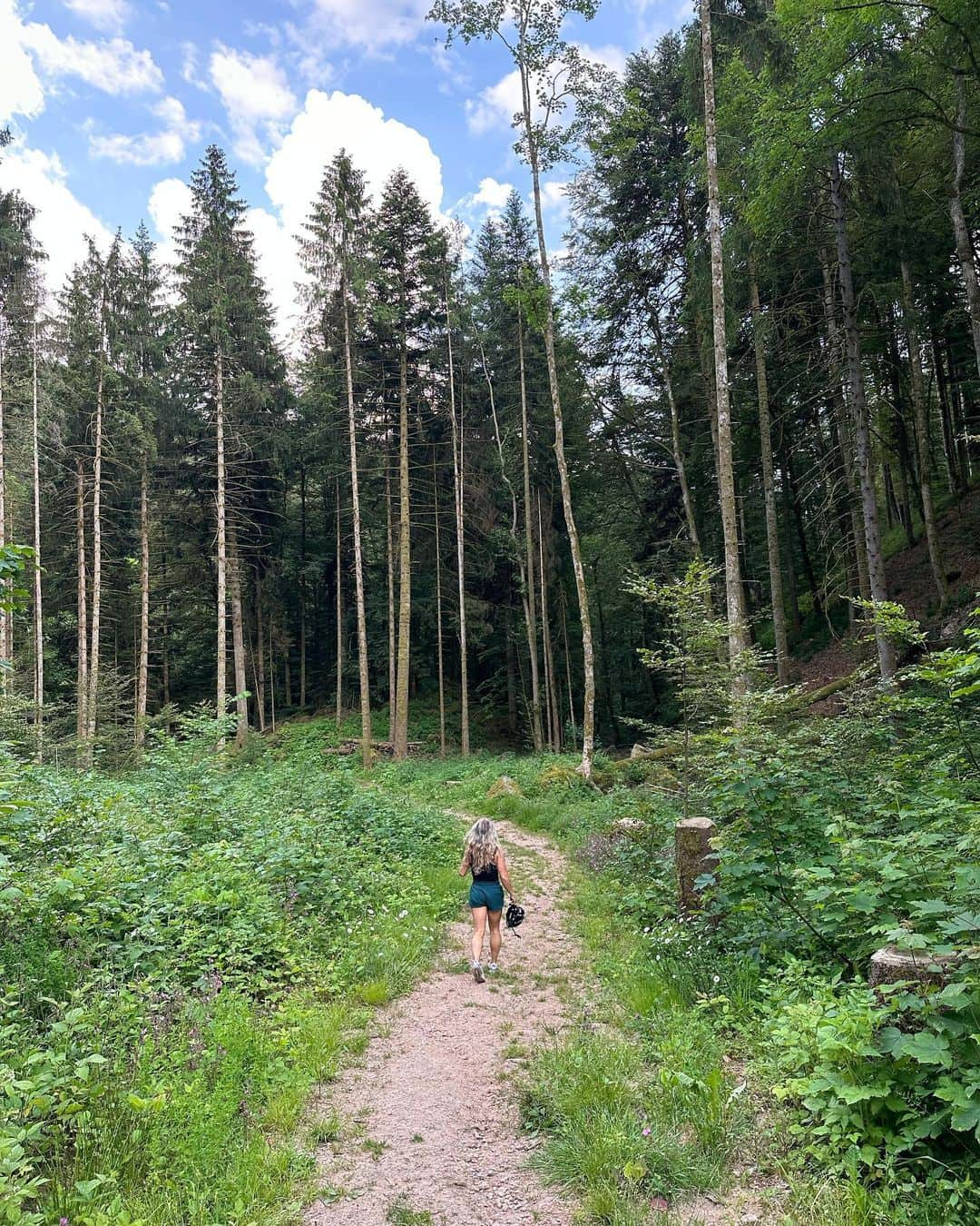 ラガン・スミスさんのインスタグラム写真 - (ラガン・スミスInstagram)「Embracing nature’s beauty in the Black Forest🌻」6月7日 18時14分 - ragansmith