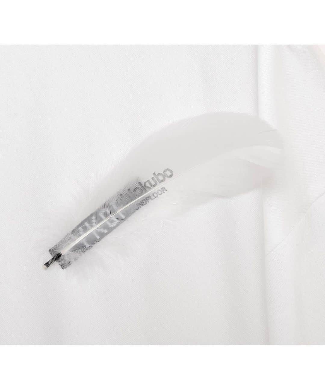 yoshio kuboさんのインスタグラム写真 - (yoshio kuboInstagram)「⁡ 【Online Exclusive】Feather Tee & Brooch オンライン限定アイテムが間も無く入荷！ ⁡ 発売日 : 2023.6.9(金) 8pm ⁡ #yoshiokubo  #thinkbeforewear #ヨシオクボ #ykgf」6月7日 18時15分 - yoshiokubo_official