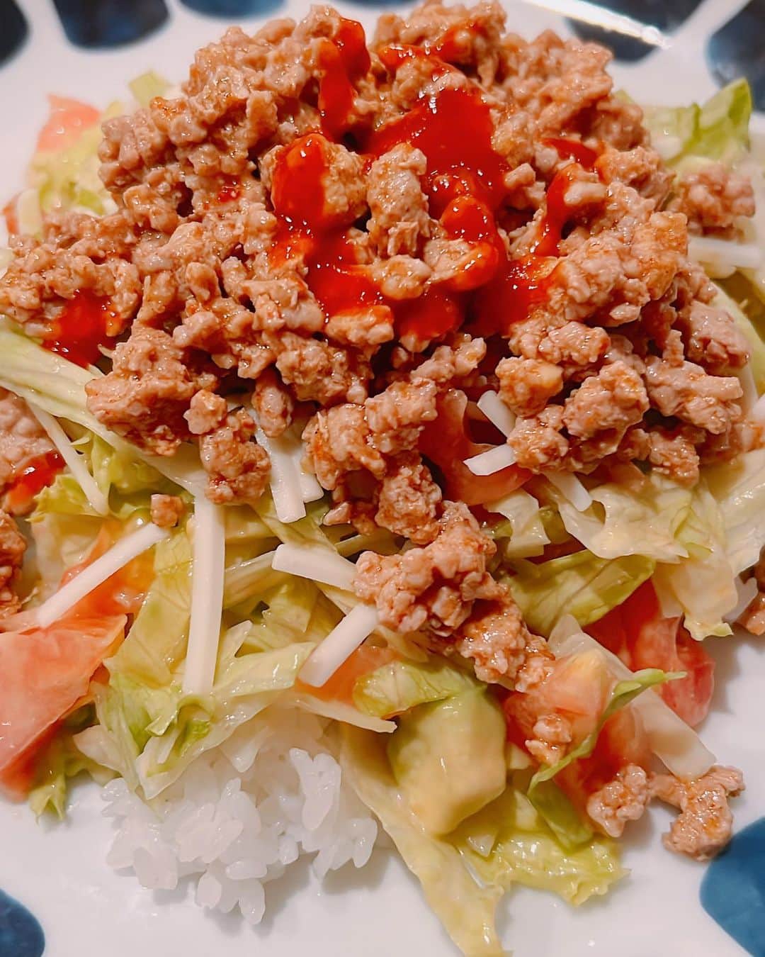 内田恭子さんのインスタグラム写真 - (内田恭子Instagram)「こんばんは。  疲れてる日のうちごはん。  ひき肉をタコスシーズニングで炒め、レタス、トマト、アボカドをザクザク切って、軽くシーザー系ドレッシングで和えて、チーズと共にご飯の上にのせ、チリソースをかけて、タコライスの出来上がり！  ワンプレート、早い、洗いもの少ない、とりあえず栄養バランスOK、お腹も満足。みんな幸せー笑。  母は毎日ご飯が大変なのだ。 子供たちよ、覚えておくがよい笑。  #手抜きごはん  #うちごはん #タコライス  #かなり頻繁に #我が家では登場 #そんな日もある  #育児  #男子ママ  #内田恭子  #kyokouchida」6月7日 18時26分 - kyoko.uchida.official