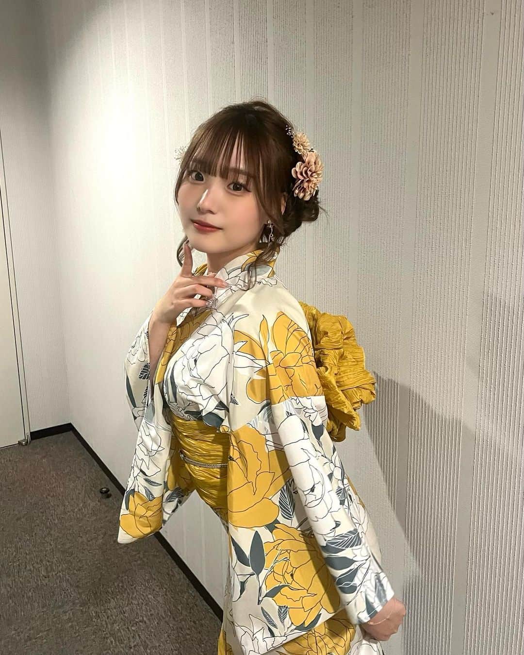 じゅんなのインスタグラム：「中学生ぶりに浴衣着た😳 しかも黄色！はじめてや〜 似合ってる？🥺  お祭り行きたいな！(՞ ᴗ ̫ ᴗ՞)”」