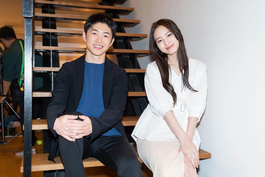 ケイジとケンジ、時々ハンジ。のインスタグラム：「.  ／ 最終回を盛り上げてくれる 最高なゲストを紹介‼️👆🏻🎉 ＼  ✧︎阿久津守 役 #佐野玲於 (#GENERATIONS) ✧︎森野さやか 役 #横田真悠  闇バイトの元締め「キング」VS 刑事と検事 🤜🏻💥🤛🏻 婚約者の秘密を知ってしまったさやかは…🥲  #ケイジとケンジ時々ハンジ #最終回は明日よる9時 #闇バイトダメ絶対 #おふたりとも色白すぎて発光してる #事件もそれぞれの恋も結末を見届けて下さい！  .」