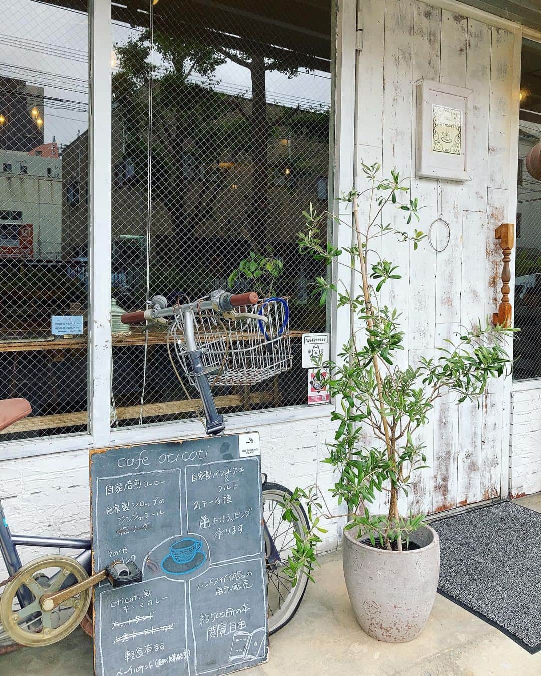 石崎佳代子さんのインスタグラム写真 - (石崎佳代子Instagram)「☕️ 先週、FBSでの収録帰りに久しぶりの cafe oticoti さんへ。  木と本に囲まれたどこか懐かしい空間で、 穏やかなひと時を過ごせます。  この日は キャラメルとくるみのパウンドケーキも頂きました。  外へ出たら目の前の水路沿いには紫陽花が満開。 6月ですね☺️  @cafeoticoti   #薬院カフェ #白金カフェ #福岡カフェ #薬院 #福岡」6月7日 18時20分 - kayoko_ishizaki