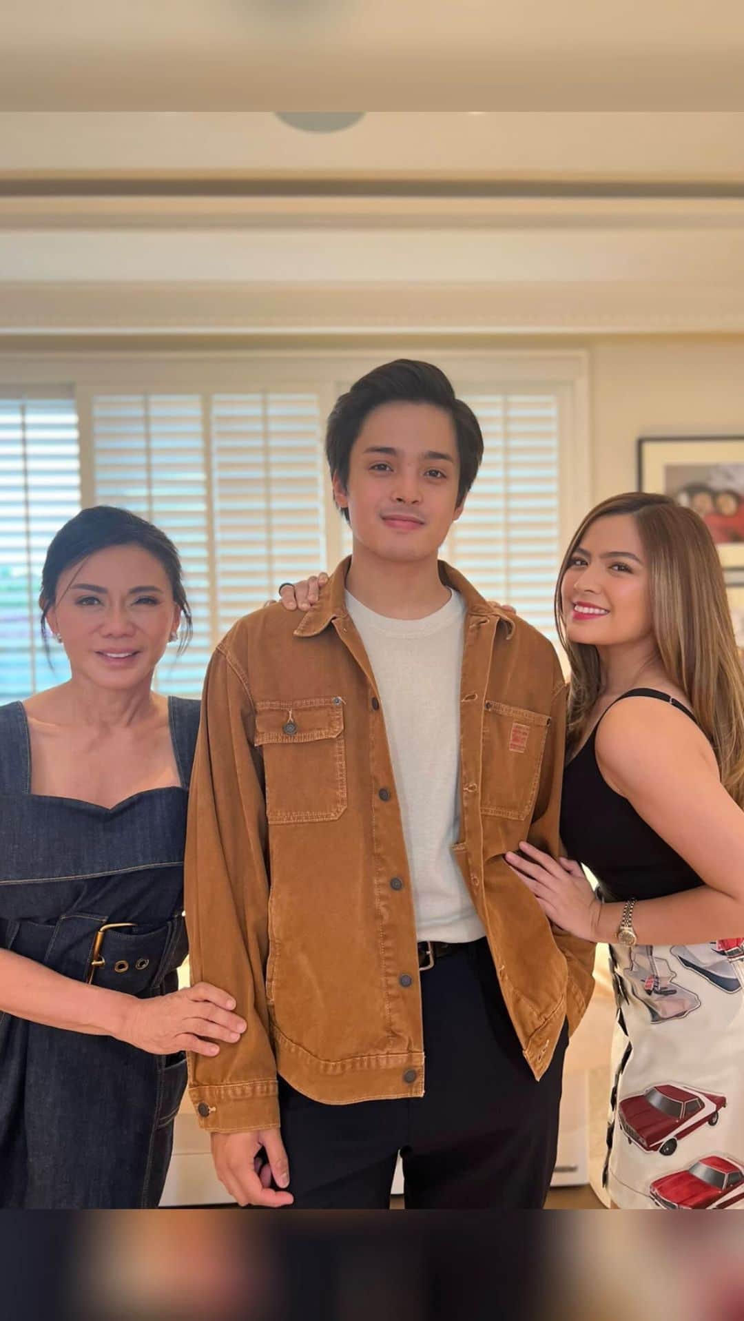 Alexa Ilacadのインスタグラム：「I love it when these two visit me ! More on what we’re up to soon ❤️❤️  #alexailacad #kdestrada #scarletsnowbelo #littlemermaid #thelittlemermaid」