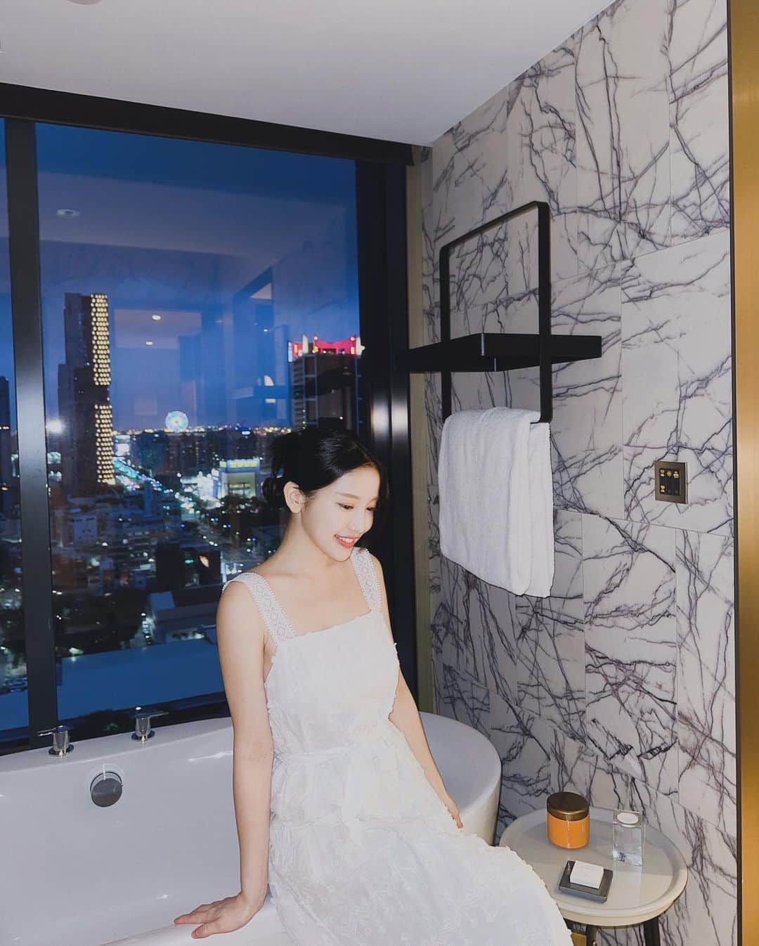 蔡瑞雪（Ruixue Tsai）さんのインスタグラム写真 - (蔡瑞雪（Ruixue Tsai）Instagram)「喜歡待在飯店一整天的人🤍 推薦你們可以住高雄洲際酒店٩(˃̶͈̀௰˂̶͈́)و 住宿環境、設施、服務、早餐 都很好，滿分💯 BYREDO的沐浴用品讓整個浴室都好香  最近酒店內有剛開幕南洋餐廳 「好客HAWKER」 可品嚐到道地南洋風味料理 看影片中我的表情就知道有多好吃了😋  - 🏨 @intercontinental_kaohsiung」6月7日 18時22分 - snowbabyq