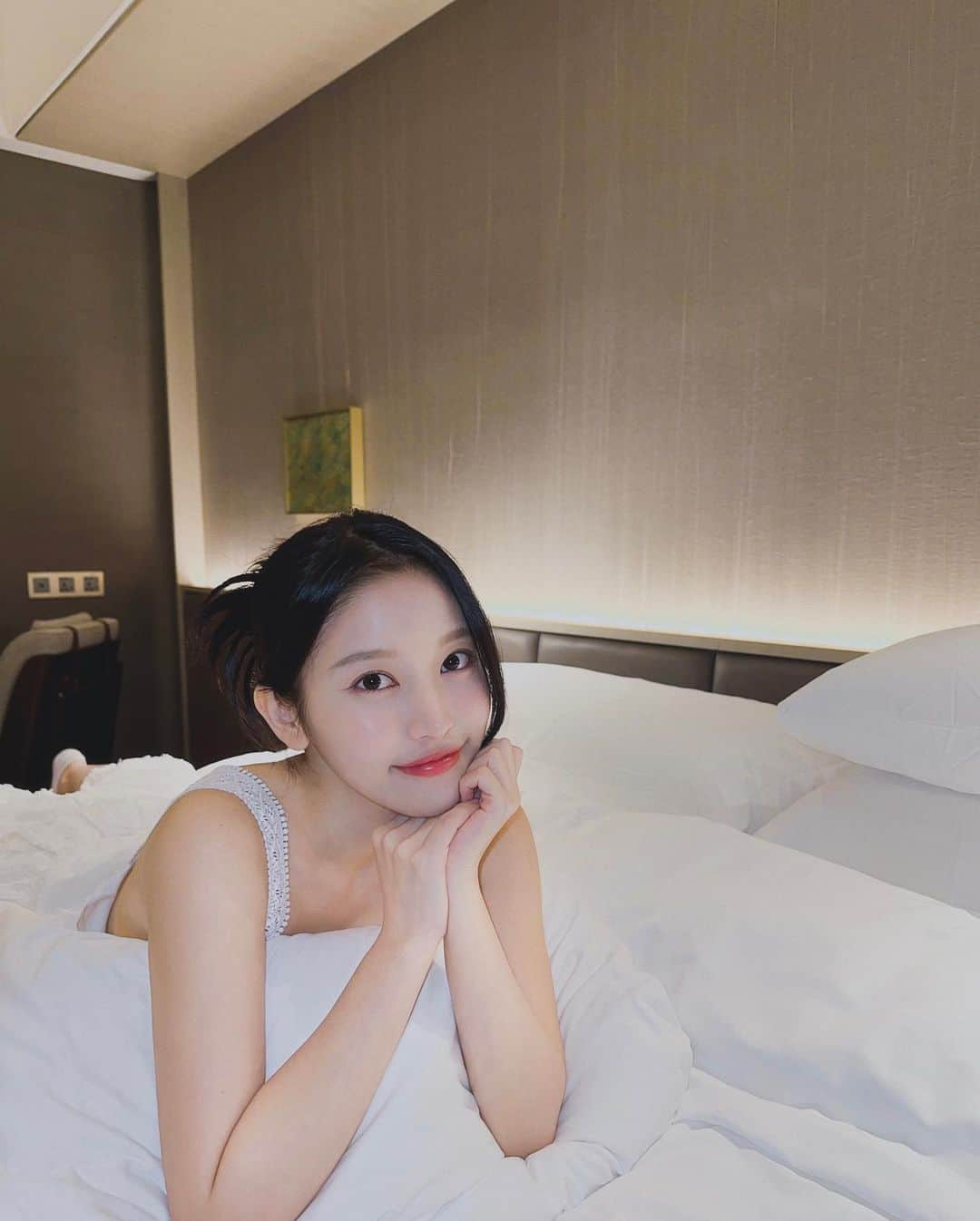蔡瑞雪（Ruixue Tsai）さんのインスタグラム写真 - (蔡瑞雪（Ruixue Tsai）Instagram)「喜歡待在飯店一整天的人🤍 推薦你們可以住高雄洲際酒店٩(˃̶͈̀௰˂̶͈́)و 住宿環境、設施、服務、早餐 都很好，滿分💯 BYREDO的沐浴用品讓整個浴室都好香  最近酒店內有剛開幕南洋餐廳 「好客HAWKER」 可品嚐到道地南洋風味料理 看影片中我的表情就知道有多好吃了😋  - 🏨 @intercontinental_kaohsiung」6月7日 18時22分 - snowbabyq