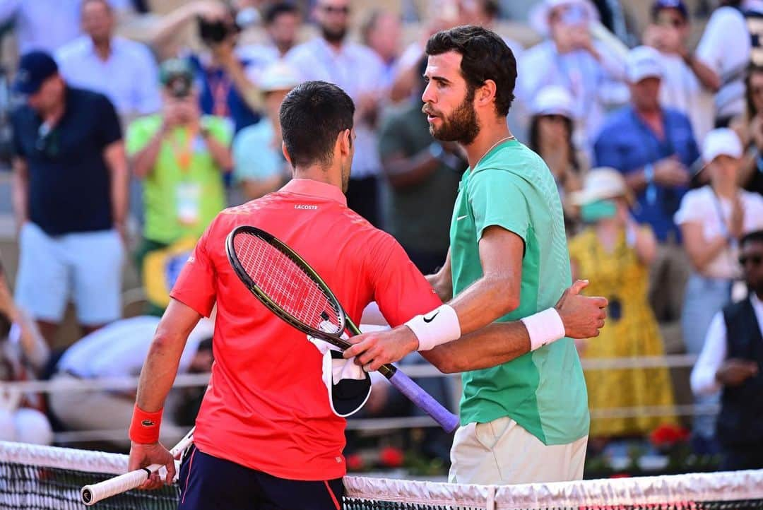 カレン・ハチャノフさんのインスタグラム写真 - (カレン・ハチャノフInstagram)「Left it all out there yesterday. All respect to @djokernole 🤝 Thank you everyone for your support around the world🙏🏻 Leaving Paris with my my head high and a smile🧡」6月7日 18時24分 - karenkhachanov