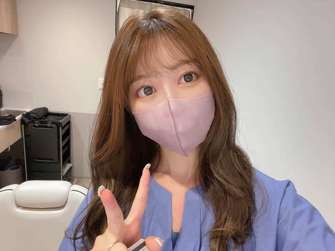 maari watanabe(まありん)のインスタグラム：「美容院とネイルの日💅 美容をすると気分が上がりますね✨ ちゅるちゅるナチュラルネイルは @reona_il さんにやって頂きました✨ いつも心理カウンセリングありがとうございます🤣  最近はインスタは5日に1回1分くらいしか開いてないです。今の私の健康法です🤣  onepiece @nanouniverse_official   lunch @muji_global  パソコン作業詰めすぎて顔に巡りがない♨️」