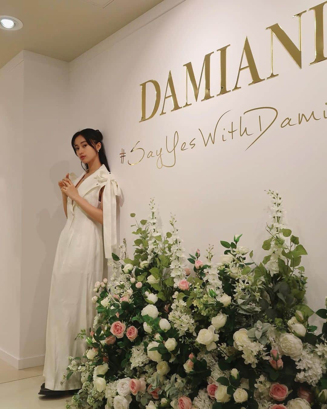 玖瑠実のインスタグラム：「ダミアーニ ブライダルフェア "Say Yes With Damiani" に遊びに来ました🪞💕間近で見るジュエリーは華やかで輝きを感じました。 7/2(日)までブライダルフェアを開催しているそうです。 ダミアーニのフラワーアーチを通り抜けるとハッピーになるジンクスがあるみたい、、♡  #SayYesWithDamiani #Damiani #ダミアーニ」