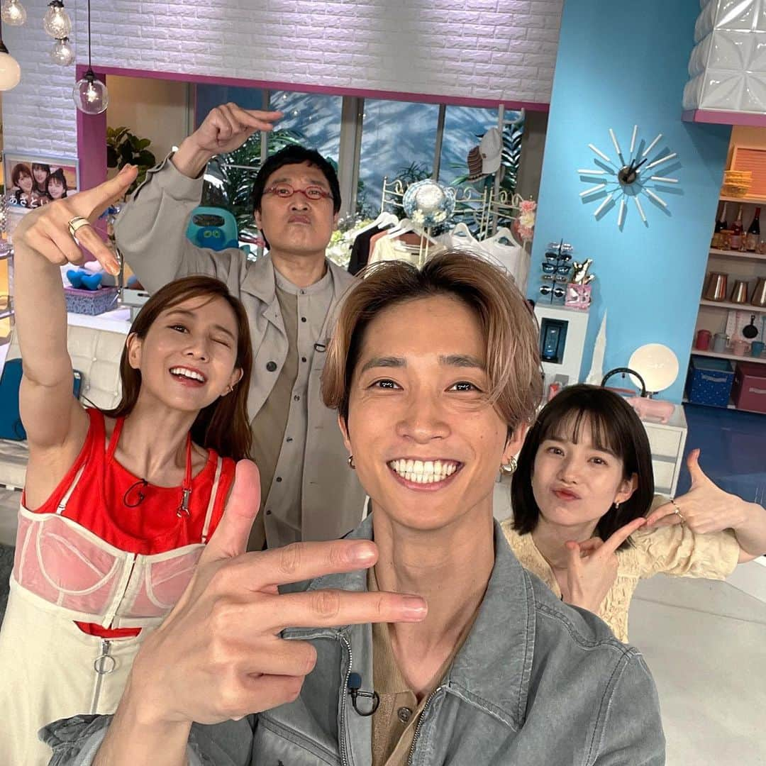 あざとくて何が悪いの？（テレビ朝日公式）のインスタグラム：「6/11(日)よる11時55分〜 初登場ゲスト!! #SixTONES  #田中樹 💙 #あざと連ドラ 最終話鑑賞 ついに3姉妹の恋も最終回!!🍓 それぞれの恋の結末をぜひ見届けてください👀 スタジオトークも大盛りあがりでした!! 放送までお楽しみに〜💐 #あざとくて何が悪いの」