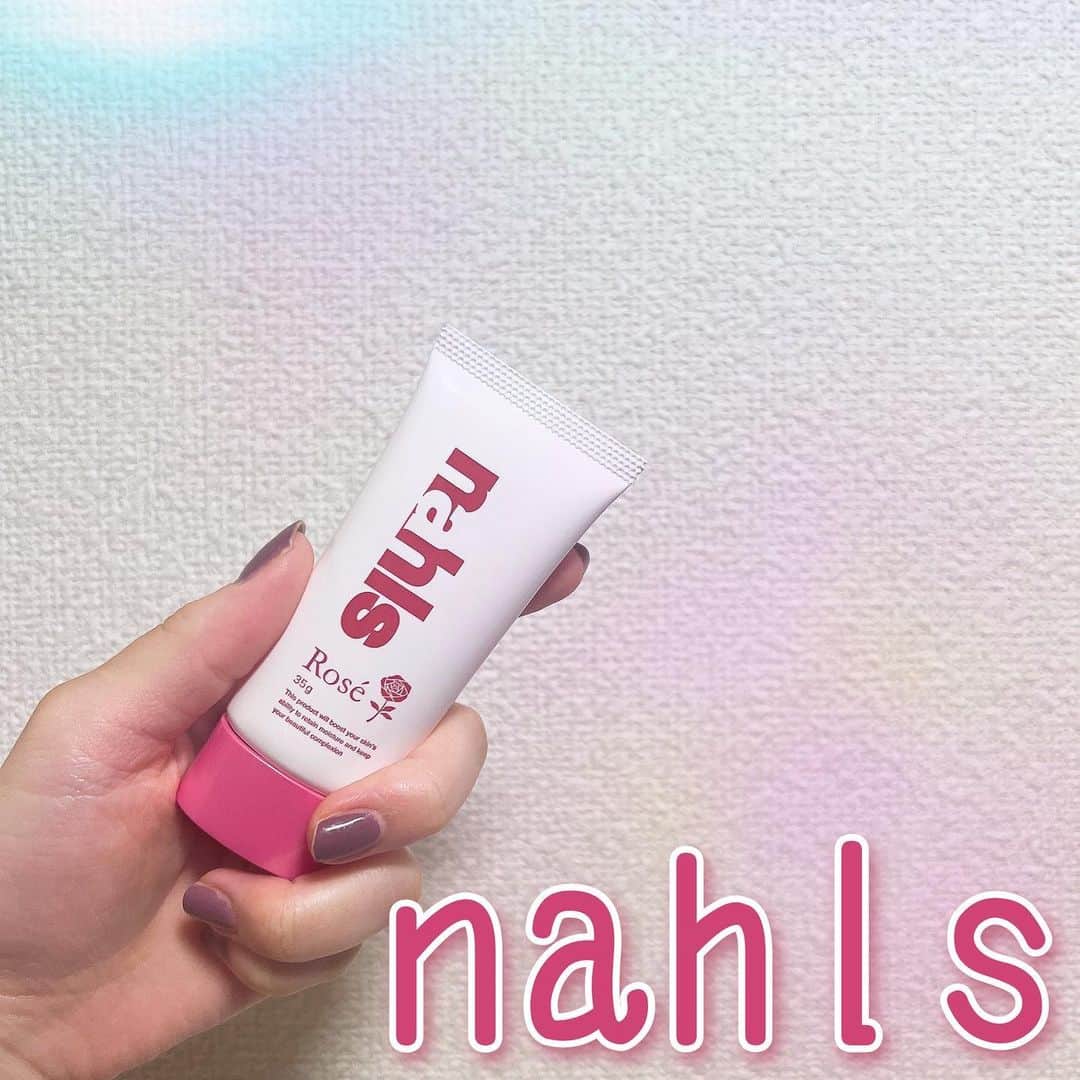 滝川りおのインスタグラム：「nahlsさま( @nahls_official )の ハンド美容ジェル ナールスロゼのご紹介𓂃𓍯  ◎特長 ︎︎︎︎︎︎☑︎ブルガリア産ダマスクローズ濃密配合×ナールスゲン推奨濃度配合。 ︎︎︎︎︎︎☑︎バイオテクノロジーに支えられたヒト型セラミド配合で 守るエイジングケア。 ︎︎︎︎︎︎☑︎ビタミンC誘導体とビタミンE誘導体でエイジングケア。 ︎︎︎︎︎︎☑︎安全性にこだわった成分設計。 (着色料･香料･界面活性剤･防腐剤不使用) ︎︎︎︎︎︎ ◎使用感 チューブから出すと 透明な薔薇色のジェルが可愛いナールスロゼ🌹*゜ この薔薇色、着色料の色ではなく 自然の薔薇の色っていうのがすごーいっ💗  手肌に伸ばすと、すぐにお肌になじんで さらっとした仕上がりに✧ ベタつかないので 夏も使いやすくて嬉しい〜🌻💛  上品で華やかな天然のローズの香りも ふわりと香って癒されるの‪🫶🏻️  これからも顔のお肌のケアも、手肌のケアも！ ナールスさまのアイテムで しっかりエイジングケアしていきます♬♡  そして💫 nahlsさまから10%OFFでご購入いただける クーポンを発行していただきました♡  クーポンコード【AMB52】  ※クーポンのご利用条件は 「公式サイトナールスコムにてナールス商品を初めて購入する方限定」  となっております😌  販売価格 通常価格： ¥2,640(税込) 3本セット16%off価格： ¥6,600(税込)  ぜひこの機会に！チェックしてみてくださいね✨️  #ナールスゲン #ダマスクローズ #ナールスロゼ #ハンドクリーム」