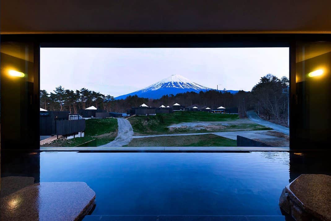 INSIDE FUJINGAHOさんのインスタグラム写真 - (INSIDE FUJINGAHOInstagram)「山梨県・富士の麓にオープンした、ヴィラタイプのラグジュアリーホテル「THE SENSE FUJI（ザ センス フジ）」にて宿泊体験をしてきました。  お部屋はそれぞれ独立したヴィラ内に。朝食と夕食は、お部屋のテラスで富士山に見守られながら、気持ちのよい風を感じつついただきました。  丁寧なホテルのサービスを受けながら、グランピング体験ができるホテル。これからの季節、特におすすめです。  #婦人画報 #fujingaho #thesensefuji #ラグジュアリーホテル #グランピング #アウトドア #婦人画報デジタル #おすすめホテル #富士山 #富士山が好き」6月7日 18時28分 - fujingahojp