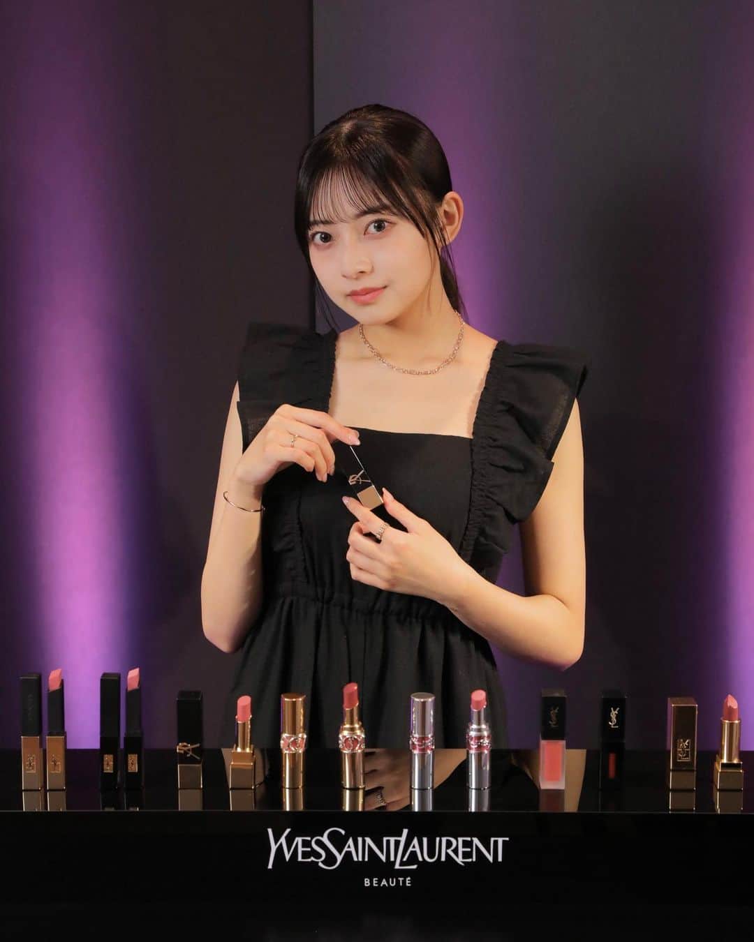千葉祐夕のインスタグラム：「@yslbeauty   YSL lip WS イベントに参加させて頂きました。🖤🩷  ブランドのこだわりが凝縮した、スタイリッシュな存在感を生み出す洗練されたカラーは、カラー × テクスチャーの約100種のバリエーション。  私の選んだリップは、ルージュ ピュールクチュール ザ スリム ベルベットラディカル の 314番。 実はYSLのマットなリップは初挑戦です。🩷   #myYSLlip」