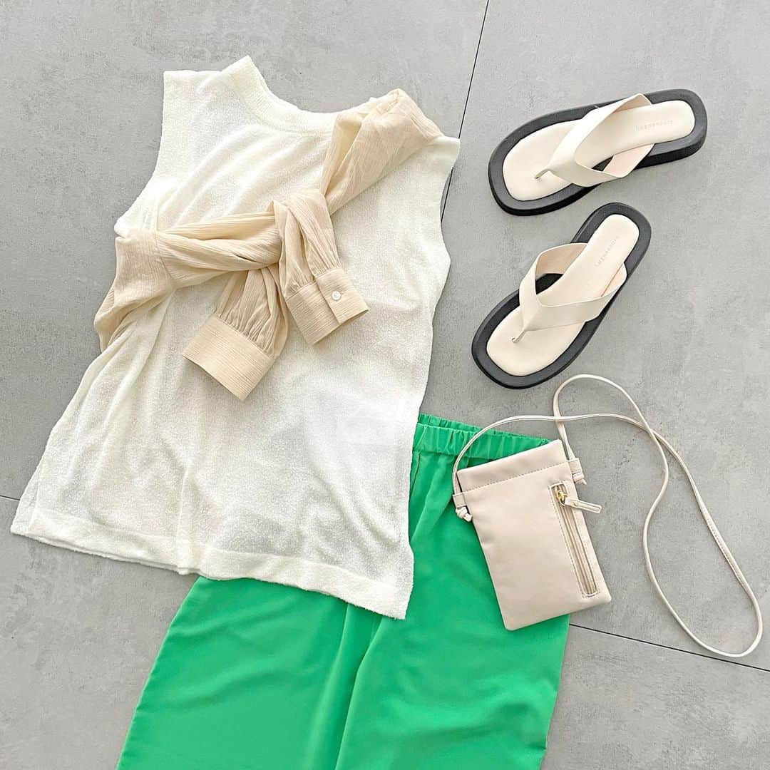 Lugnoncure（ルノンキュール）さんのインスタグラム写真 - (Lugnoncure（ルノンキュール）Instagram)「【Recommend Style】 ブークレ素材で表面感のあるトップスに カラーパンツを合わせて夏らしくコーディネート。 ⁡ 楊柳シャツをたすき掛けしてさりげなく今っぽい 着こなしに。 ⁡ 見た目も着心地も涼しげなスタイリング、 ぜひお試しください♪ ⁡ ⁡ #knit ¥4,950(tax incl.) _No.1609919 off-white/yellow/black ⁡ #shirt ¥5,390(tax incl.) _No.1712047 off-white/beige/black ⁡ #pants ¥3,960(tax incl.) _No.1407018 beige/orange/green/black ⁡ #bag ¥4,290(tax incl.) _No.1817367 off-white/mint/black ⁡ #sandals ¥5,390(tax incl.) _No.1817303 off-white/orange/black ⁡ ※商品画像は、撮影環境やご利用のPC・スマートフォンのモニター環境などにより実物と色味に差異がある場合がございます。 ⁡ ⁡ ⁡ #lugnoncure #ルノンキュール #オフコーデ #オフスタイル #休日コーデ #大人カジュアル #大人カジュアルコーデ #カジュアルコーデ #ナチュラルファッション #リラックスコーデ #ブークレニット #サマーニット #カラーパンツ #ビビットカラー #2023ss #summer #canshopig」6月7日 18時28分 - lugnoncure