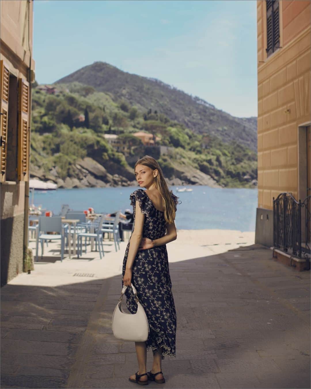コチネレのインスタグラム：「All summer long. This summer, stand out with Coccinelle Chariot.  #Coccinelle #SS23 #CoccinelleChariot」
