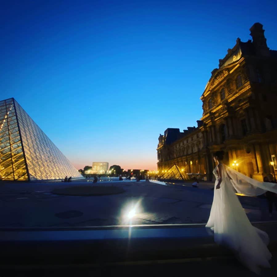 無添加まゆみさんのインスタグラム写真 - (無添加まゆみInstagram)「Louvre 🇫🇷  日没直後の22:00、 息を呑むほど美しいパリの空。」6月7日 18時29分 - mayumikawamura_