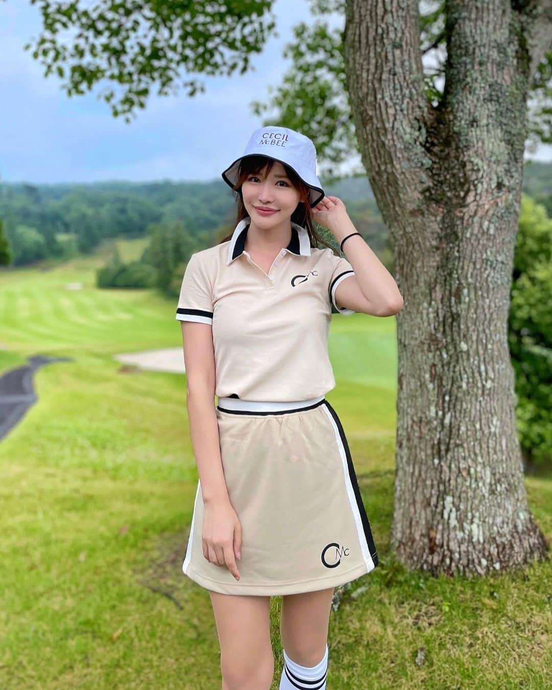 宇水遥佳のインスタグラム：「. お休みだったので久々ゴルフへ⛳️ 最高メンバーで楽しかったです🥰 . 全身セシルゴルフでまとめてみました♫ 動きやすくてとてもいい⭐️ . @jeeta_al_shop  @cecilmcbee_green  . #休日ゴルフ #ゴルフ女子 #ゴルフコーデ #セシルゴルフ #cecilmcbeegreen #cecilgolf #cecilgreen #夏ゴルフ」