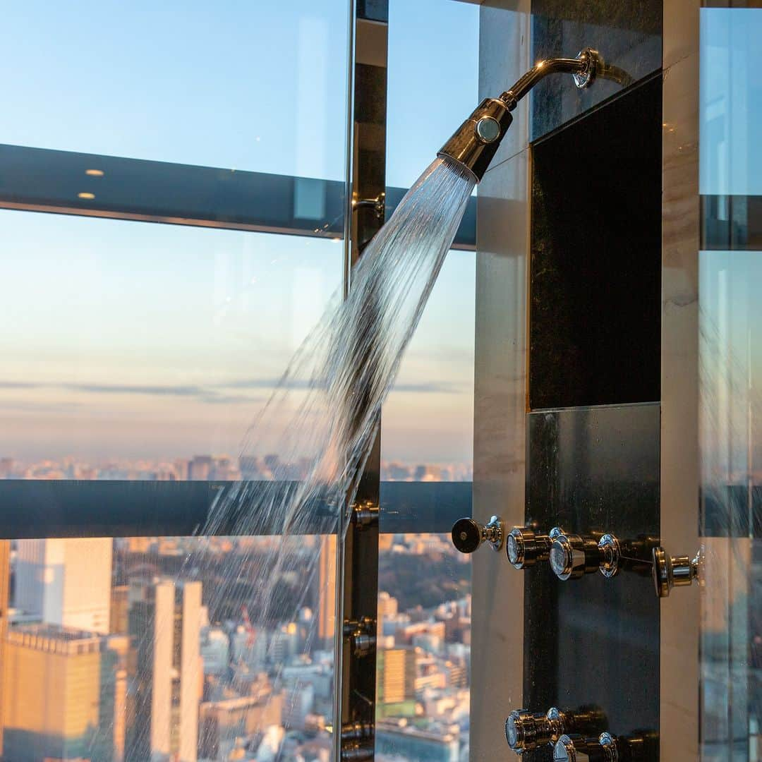 Park Hyatt Tokyo / パーク ハイアット東京さんのインスタグラム写真 - (Park Hyatt Tokyo / パーク ハイアット東京Instagram)「A relaxing bath is a perfect way to refresh your minds. Indulge yourselves in our modern and spotless bathrooms.  広々としたバスルームで、ゆるやかに漂う湯気に包まれながら疲れを癒し、至福のリラクゼーションをご堪能ください。  Share your own images with us by tagging @parkhyatttokyo  ————————————————————— #ParkHyattTokyo #ParkHyatt #Hyatt #luxuryispersonal #hotelstay #staycation #bathtime #relaxation #パークハイアット東京 #ホテルステイ #ホテルライフ  #ステイケーション #バスルーム #バスタイム #癒しの空間」6月7日 18時30分 - parkhyatttokyo